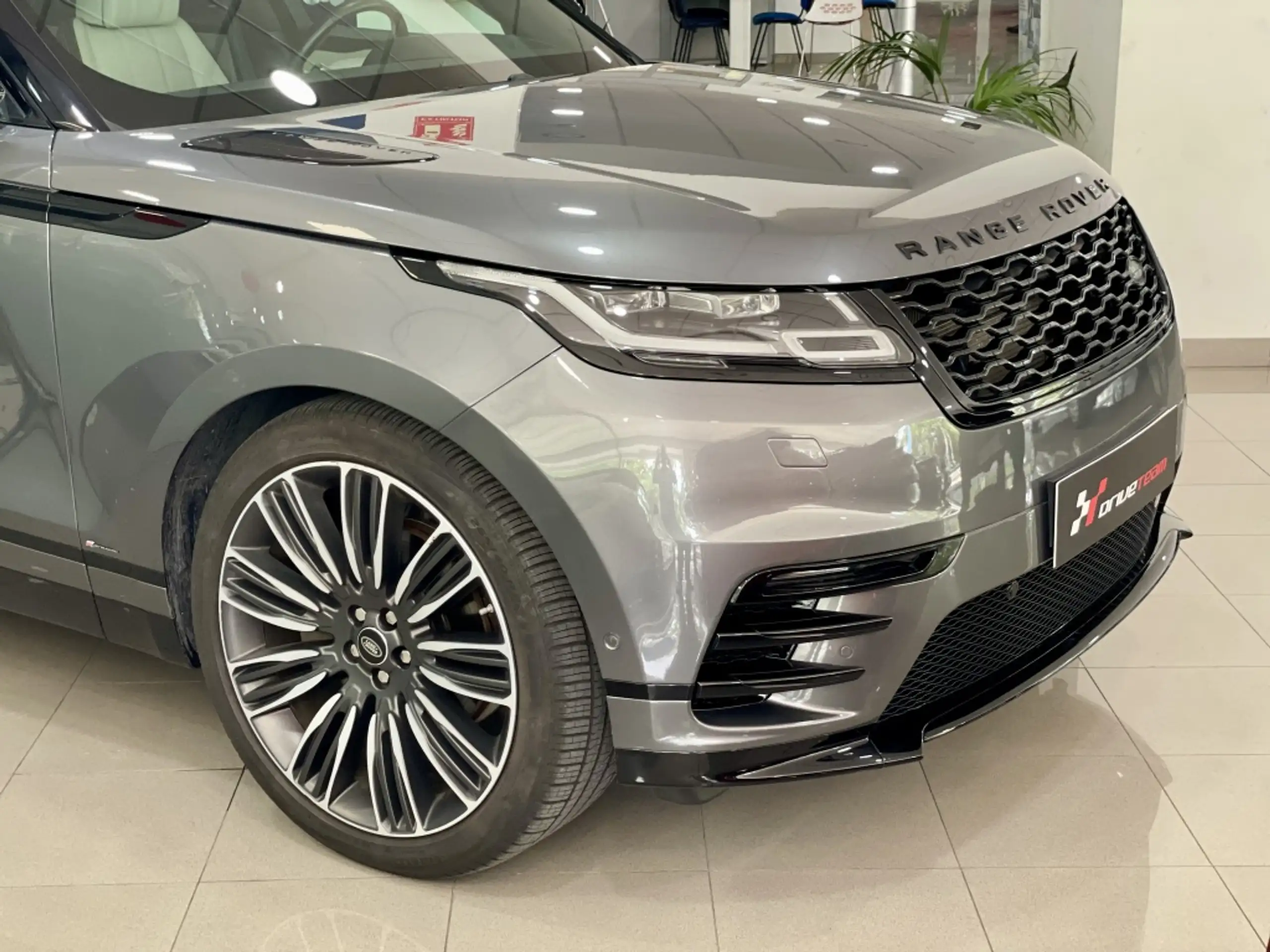 Land Rover - Range Rover Velar