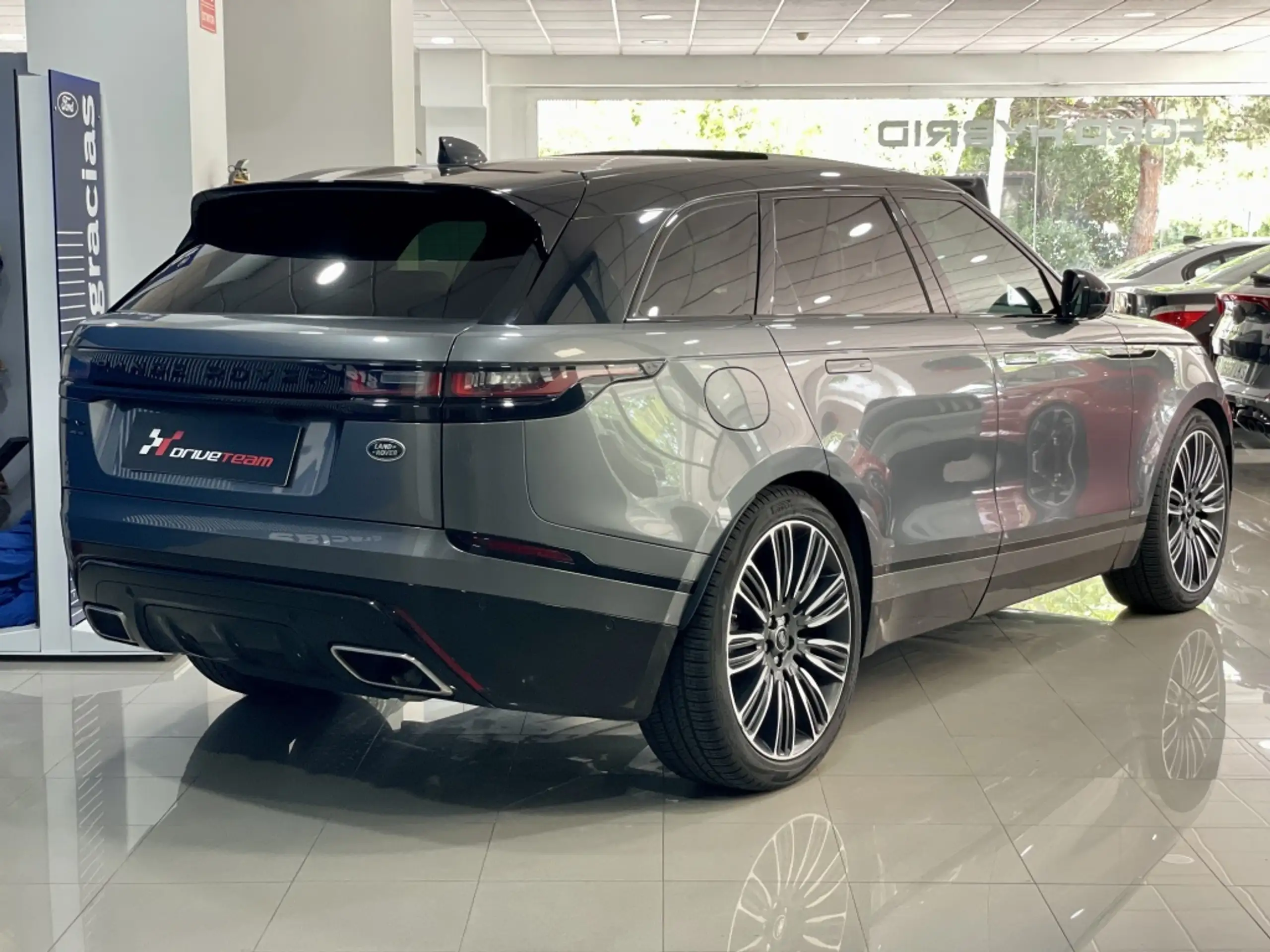 Land Rover - Range Rover Velar