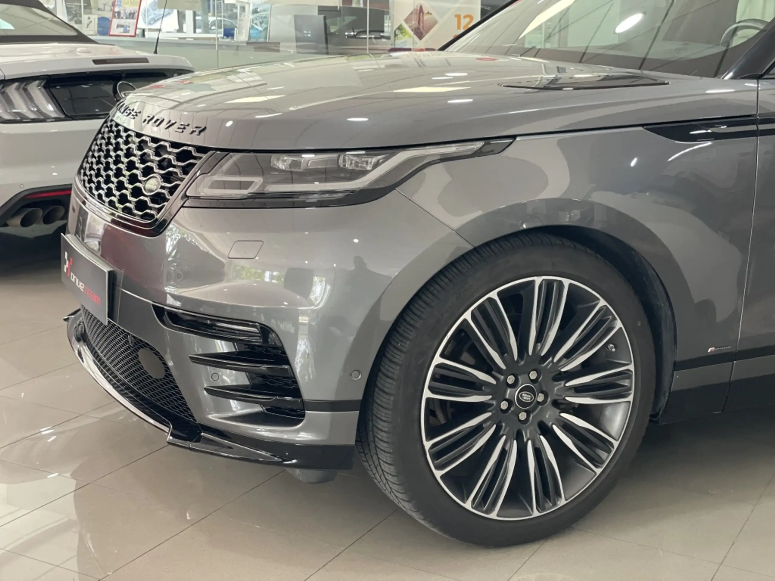 Land Rover - Range Rover Velar