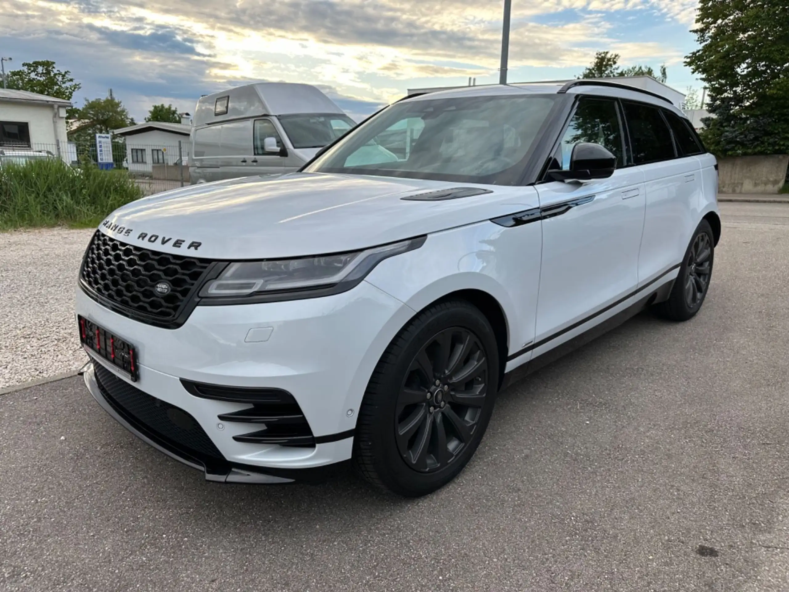 Land Rover - Range Rover Velar