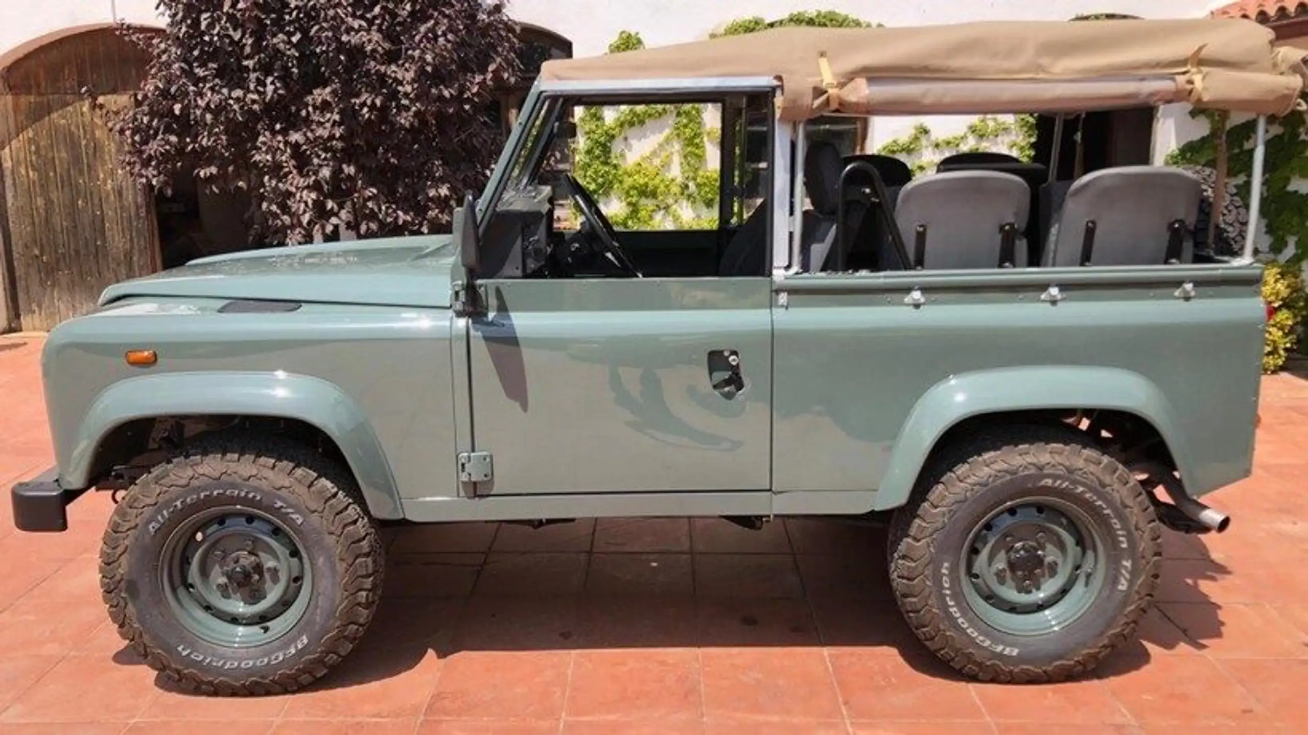 Land Rover - Defender