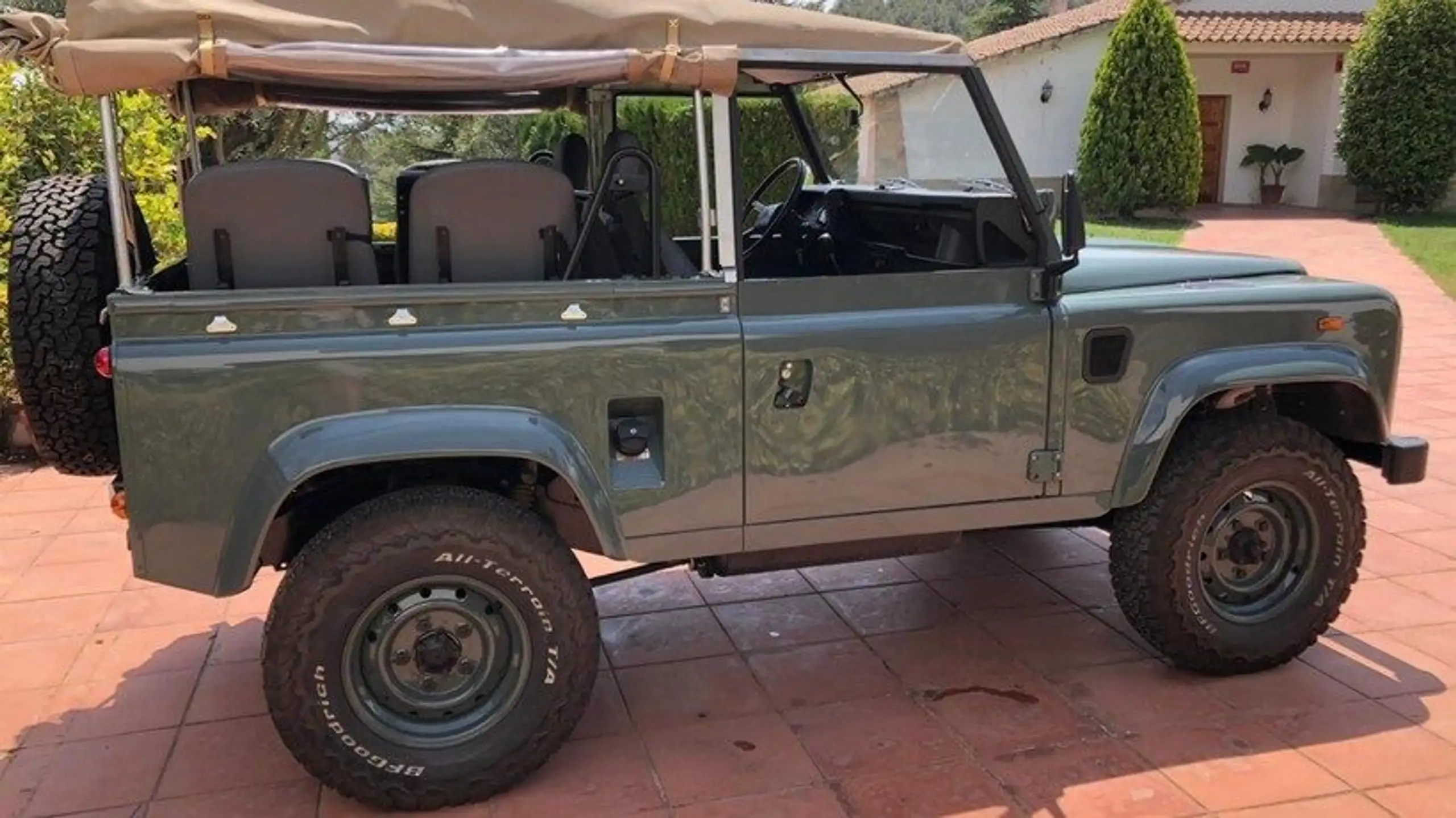 Land Rover - Defender