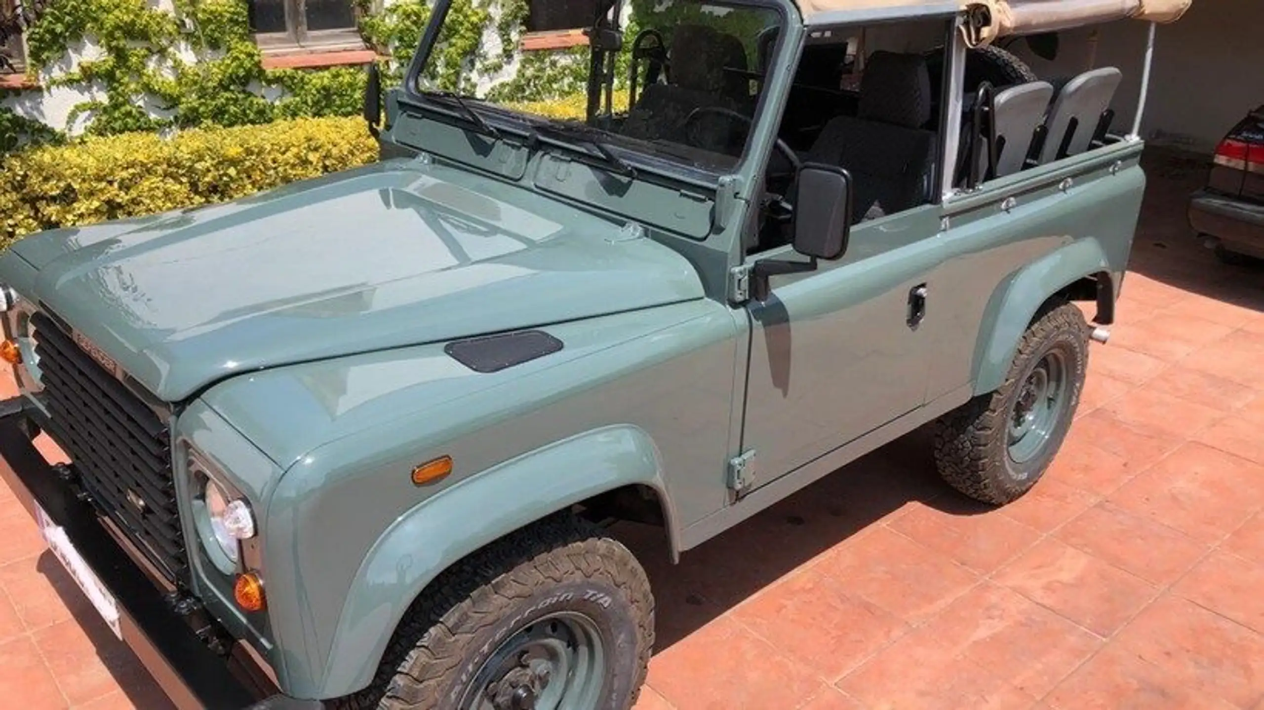 Land Rover - Defender