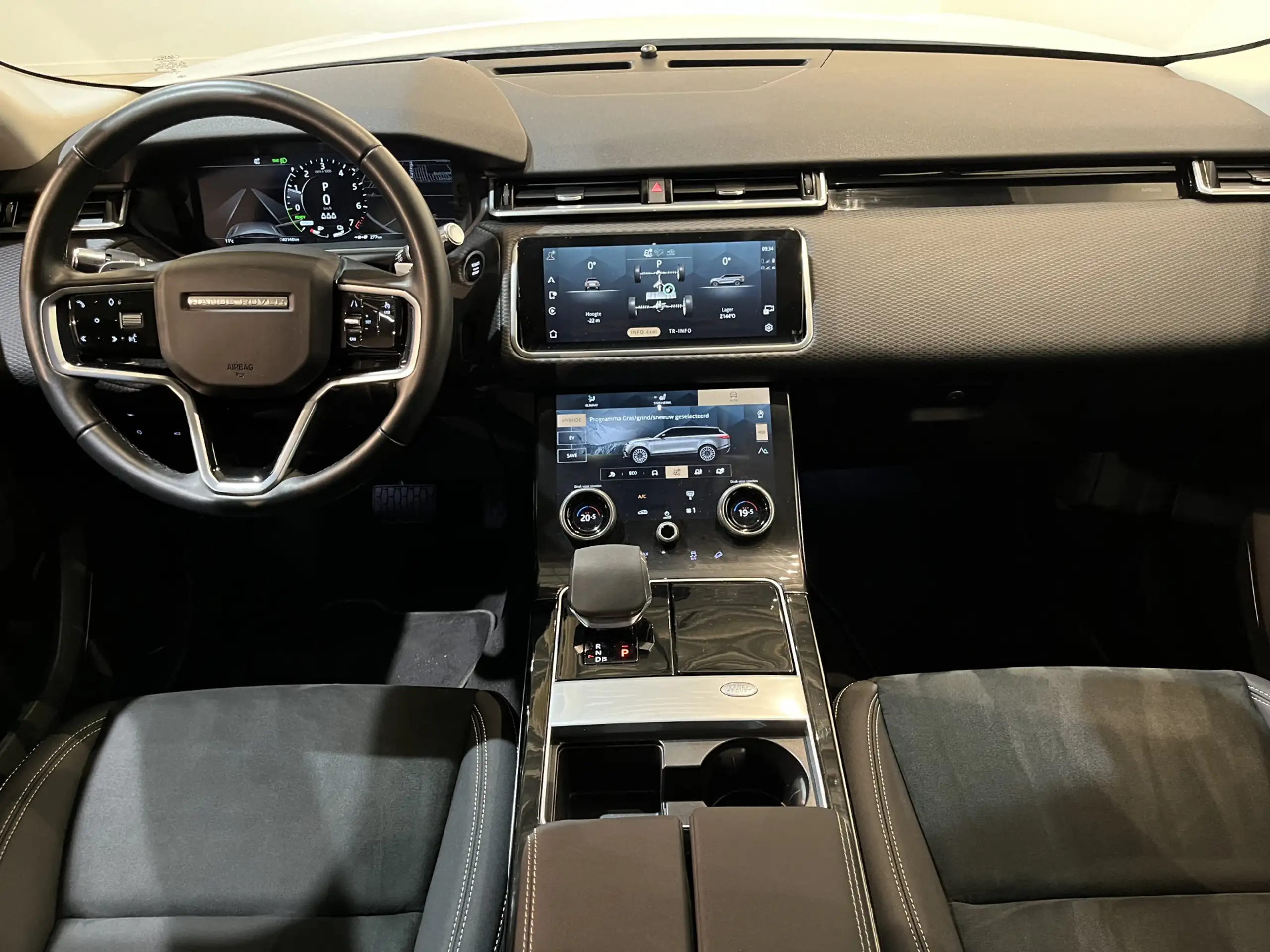 Land Rover - Range Rover Velar