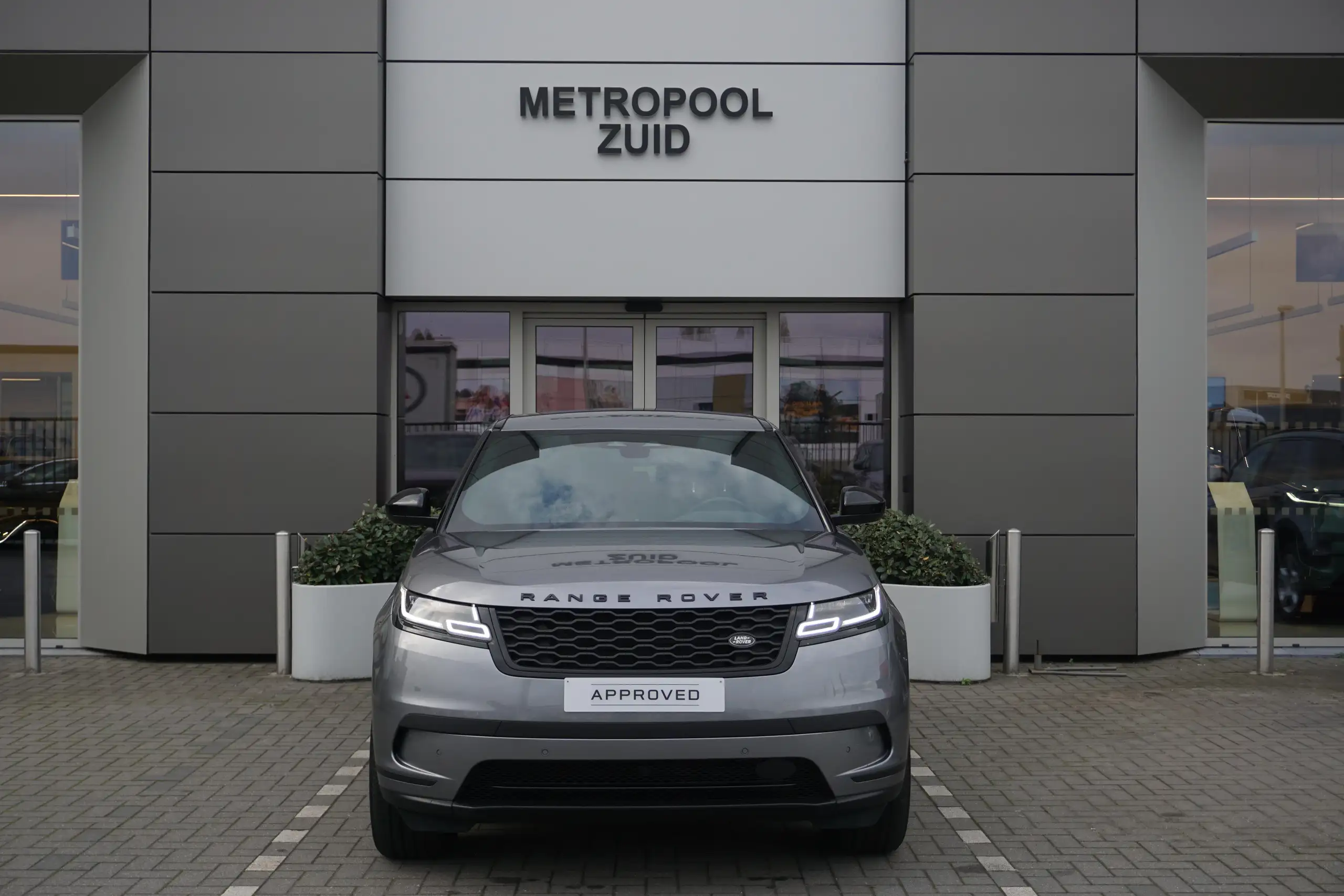 Land Rover - Range Rover Velar