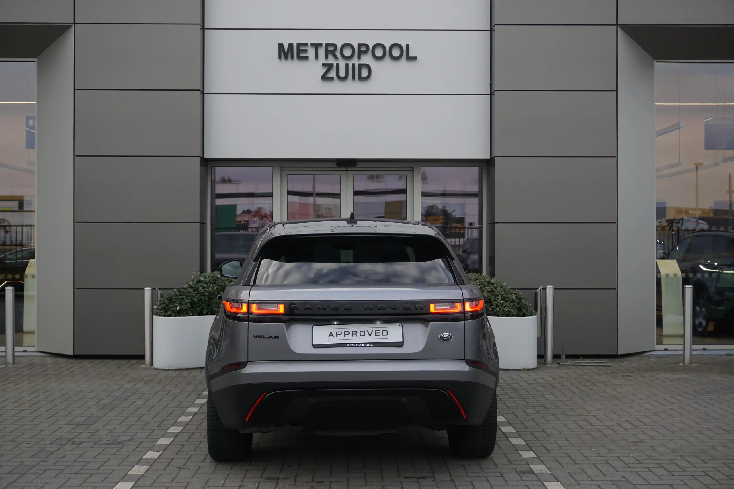 Land Rover - Range Rover Velar