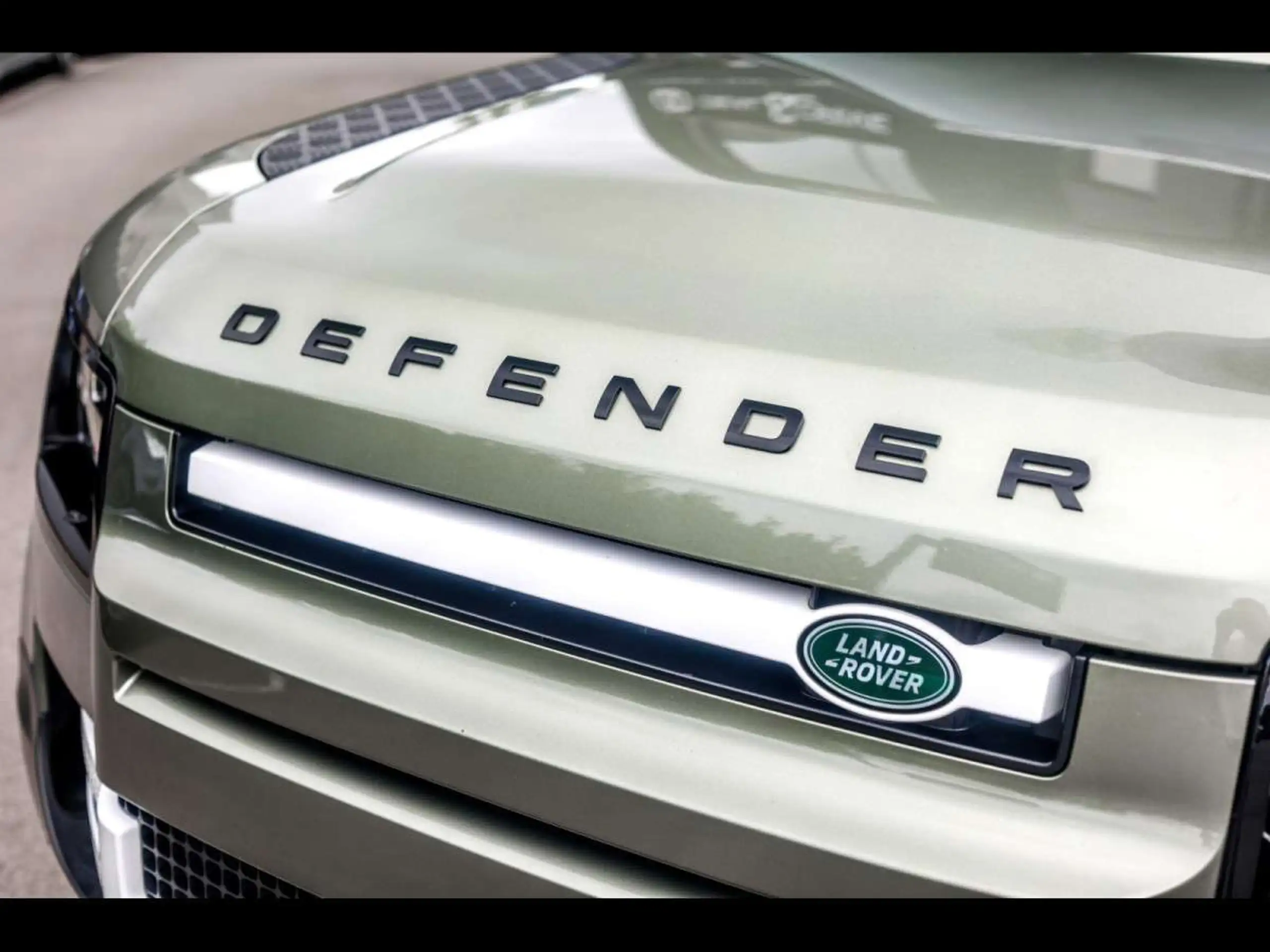 Land Rover - Defender