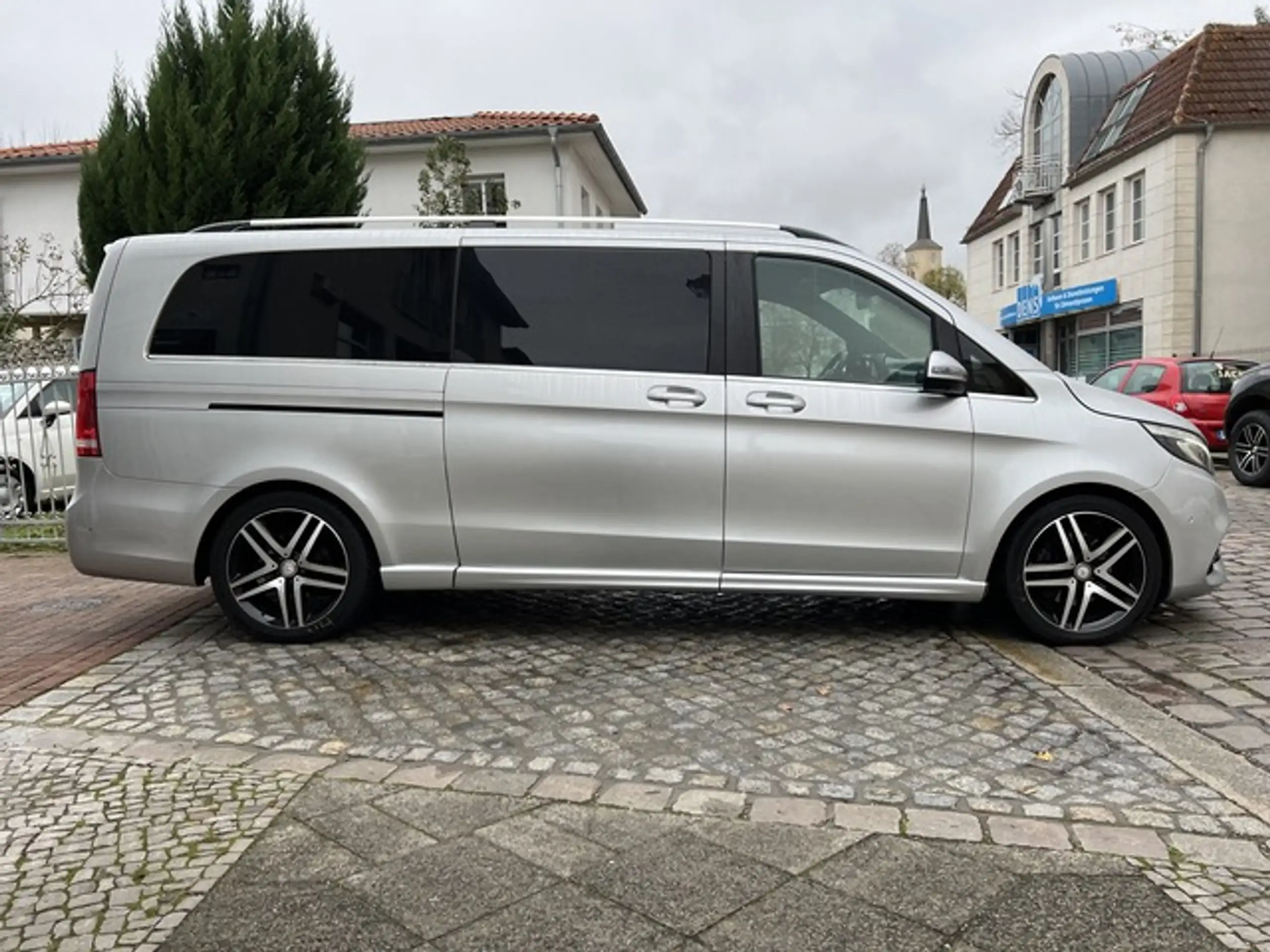 Mercedes-Benz - V 250