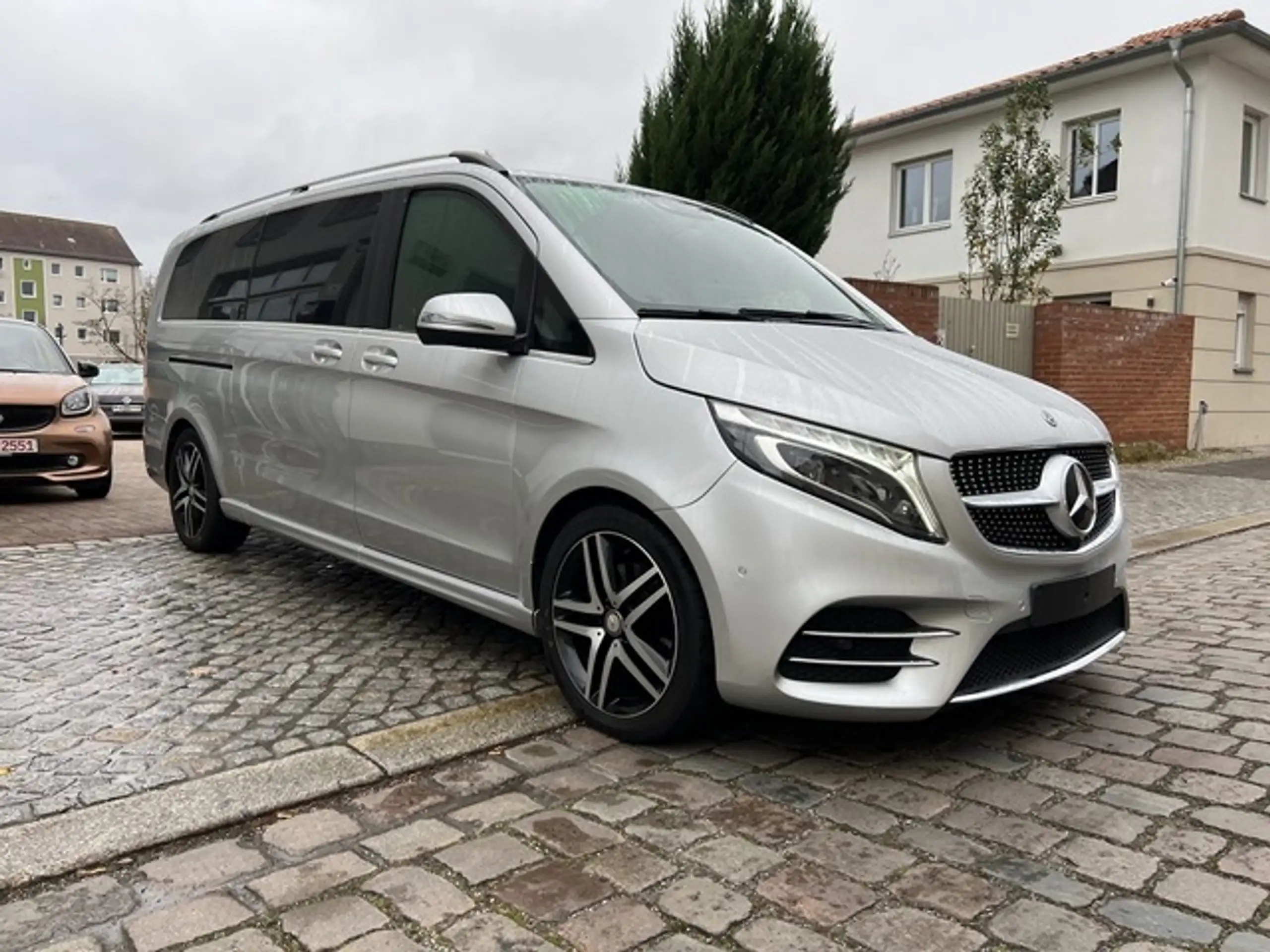 Mercedes-Benz - V 250