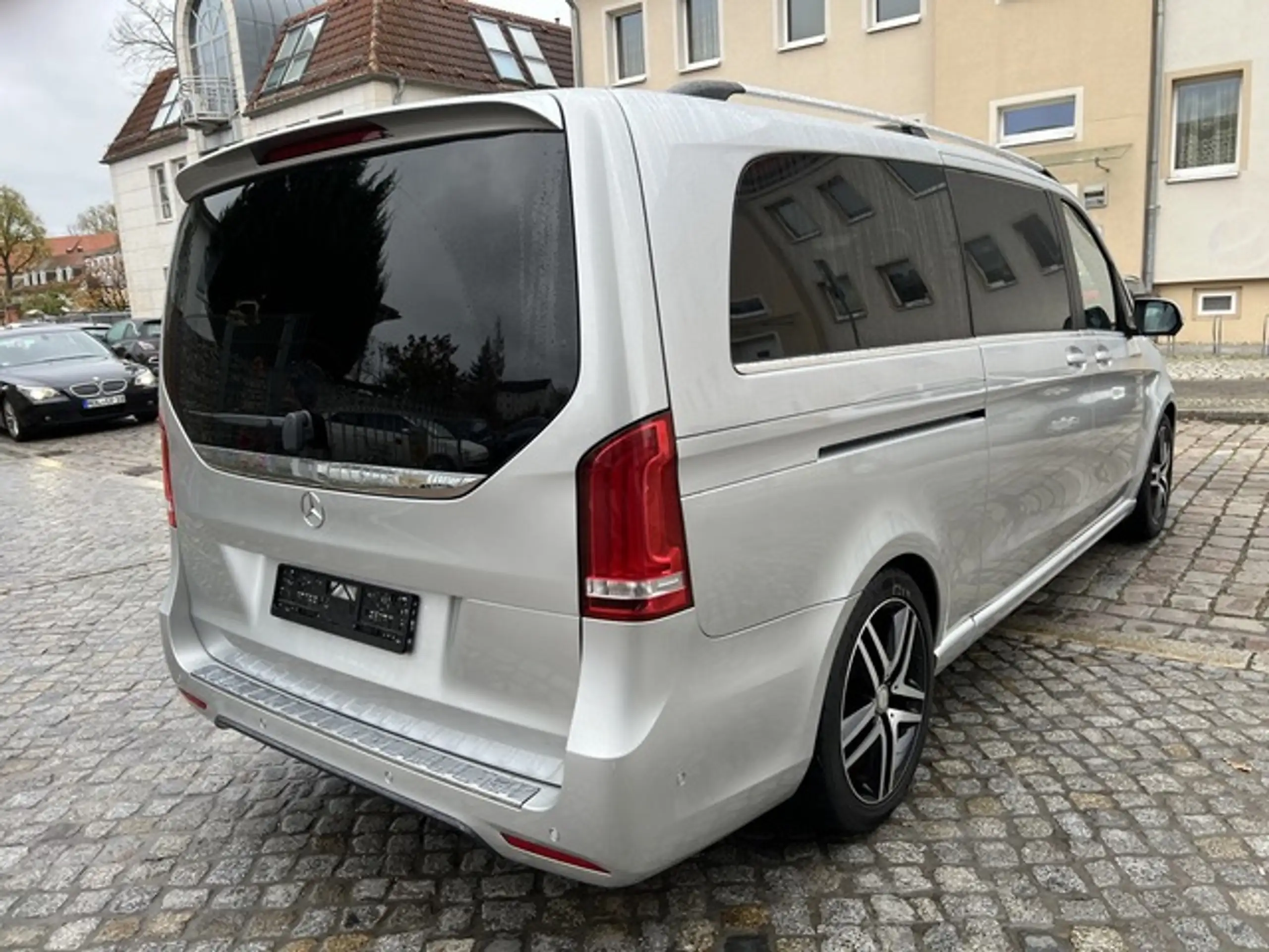 Mercedes-Benz - V 250