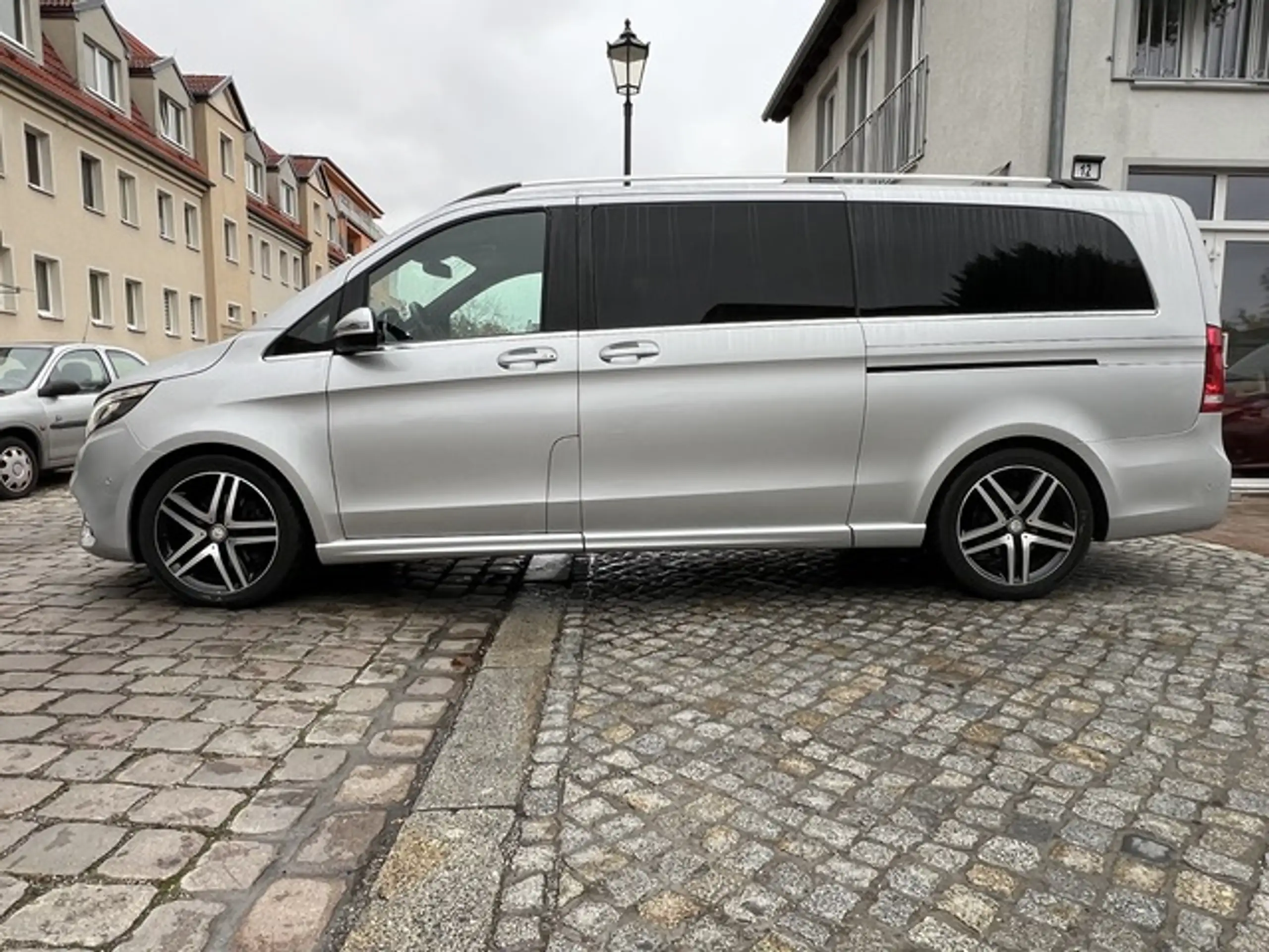 Mercedes-Benz - V 250