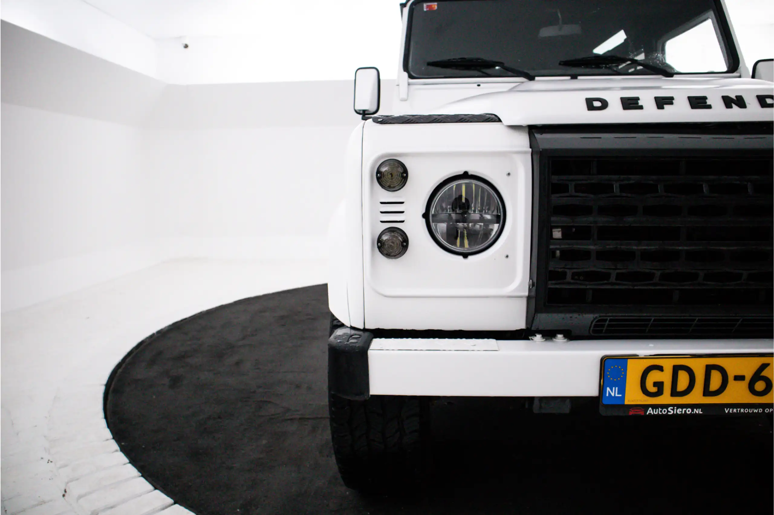 Land Rover - Defender