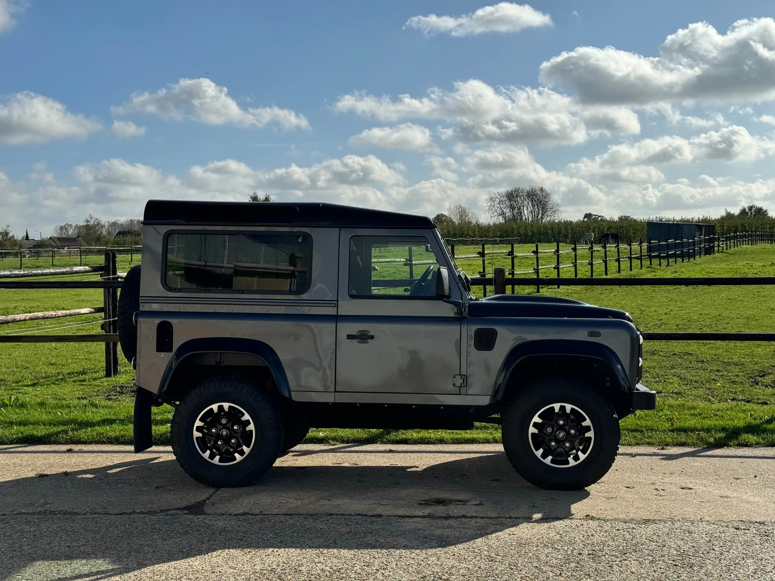 Land Rover - Defender