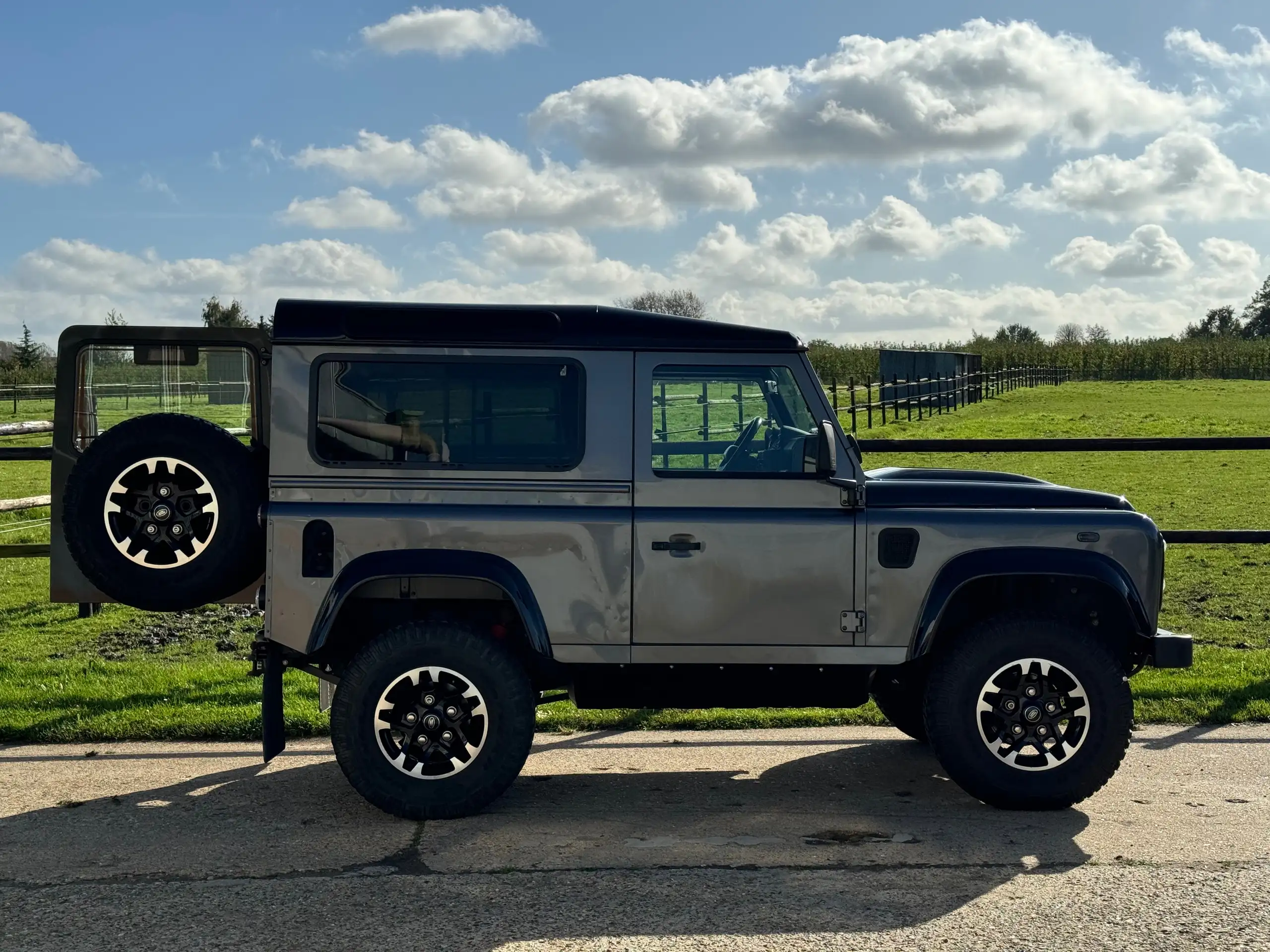 Land Rover - Defender