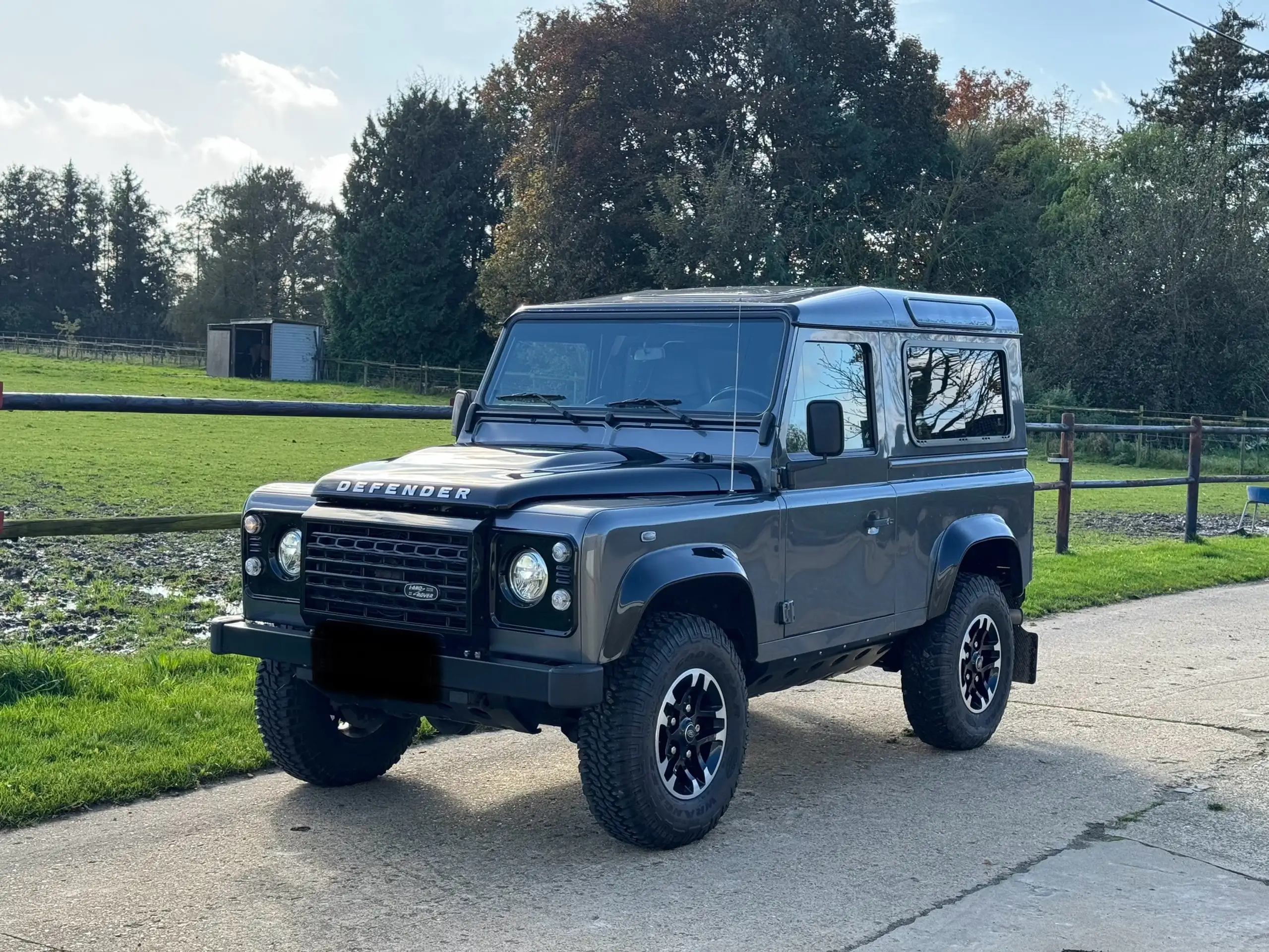 Land Rover - Defender