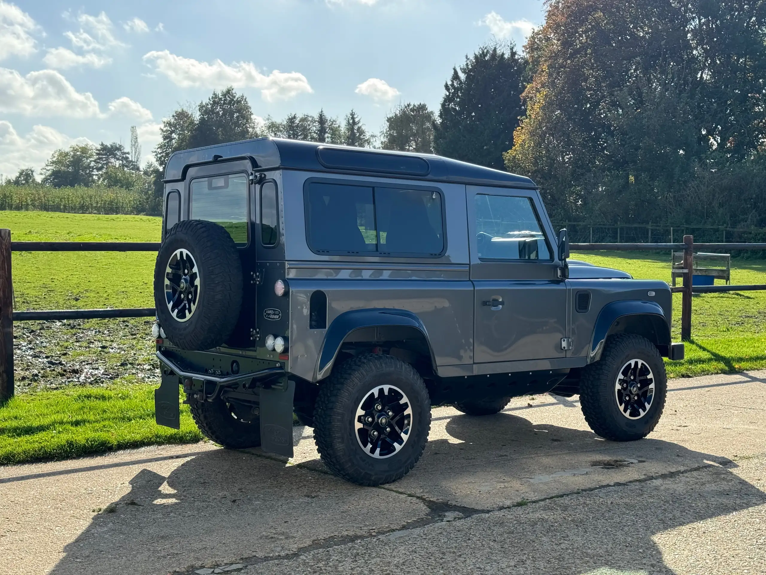 Land Rover - Defender