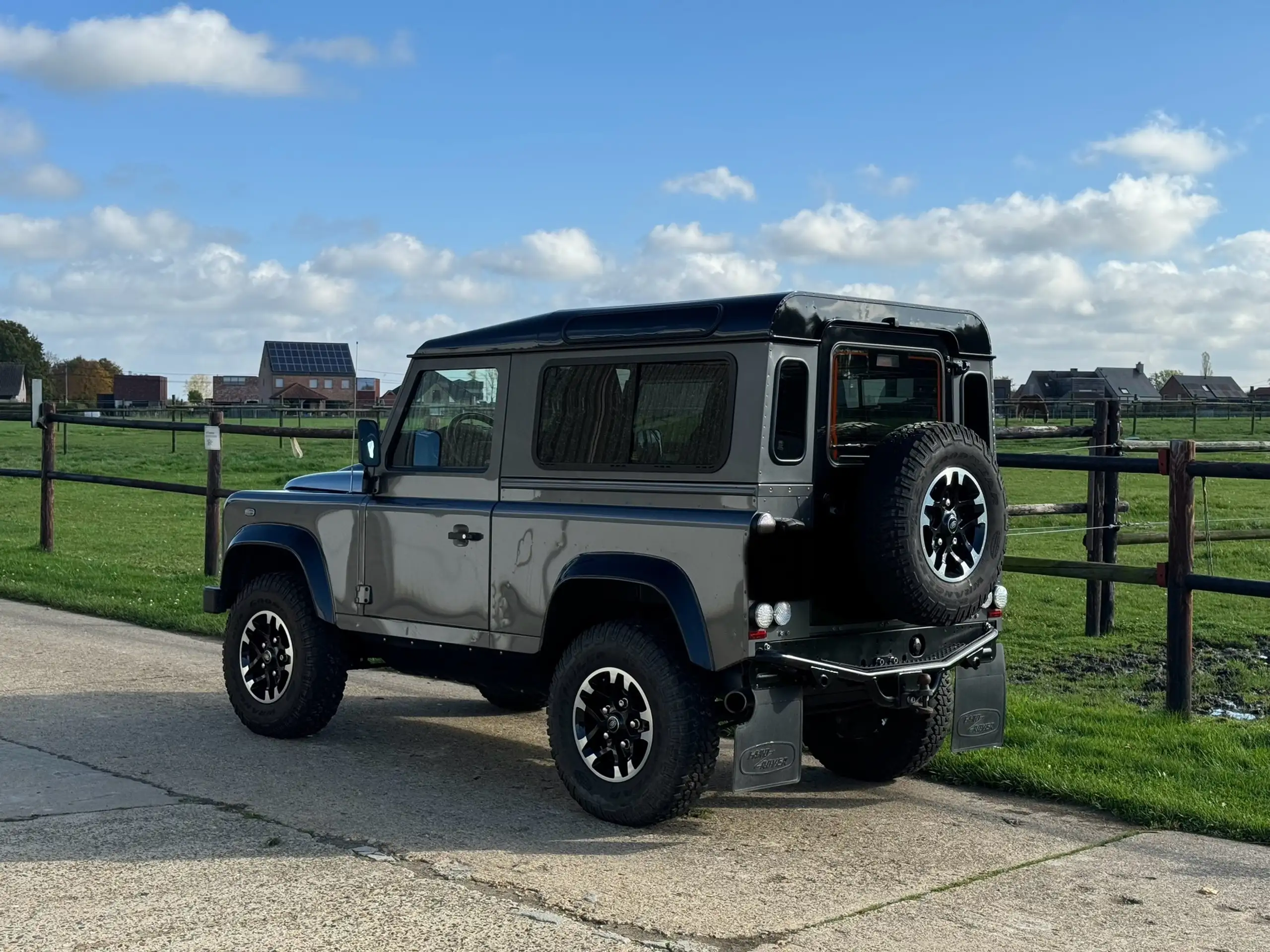 Land Rover - Defender