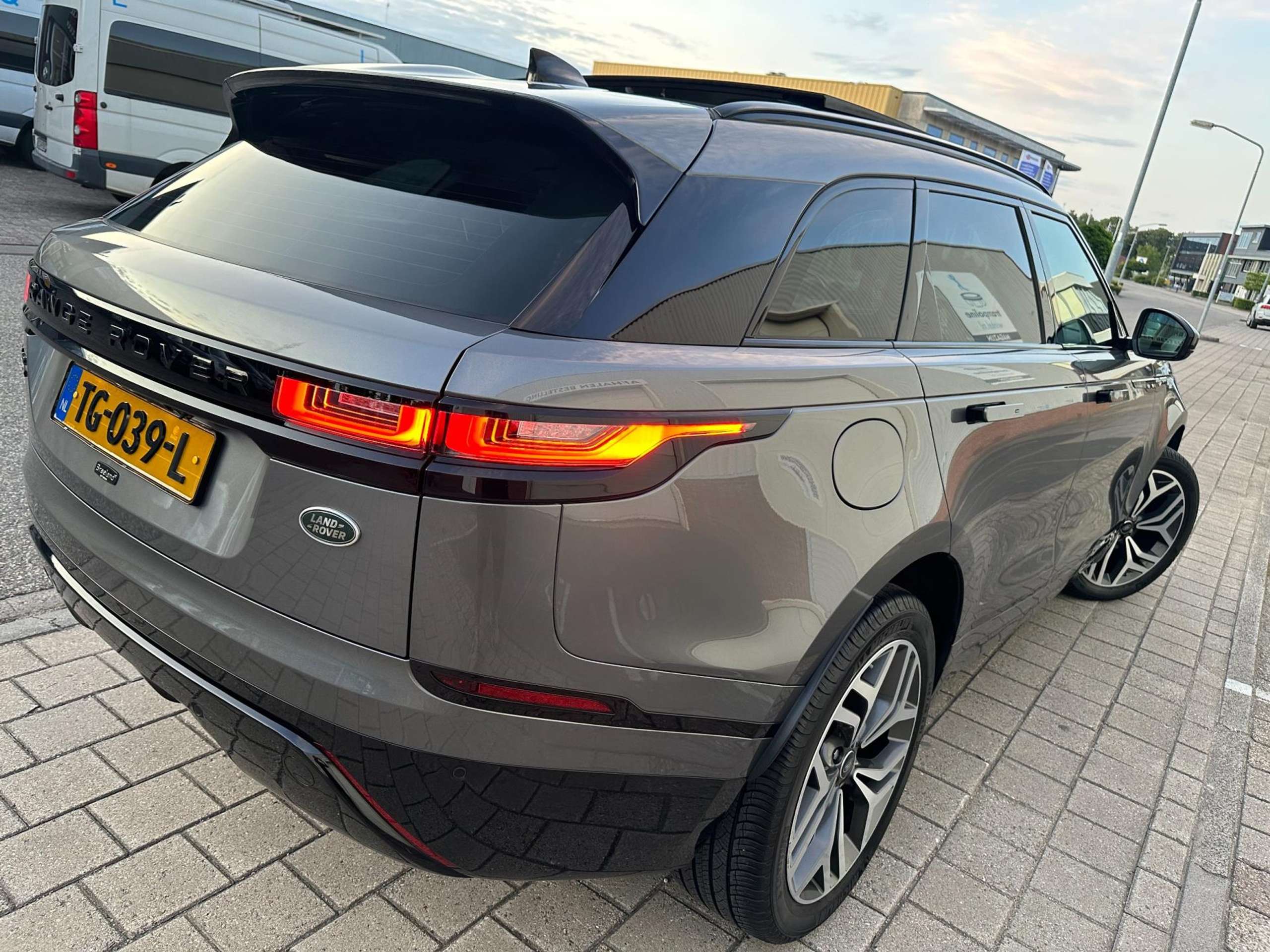 Land Rover - Range Rover Velar