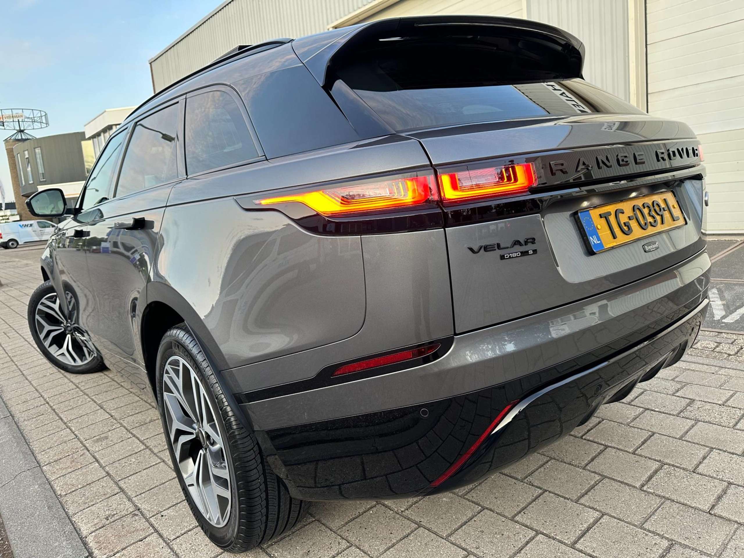 Land Rover - Range Rover Velar