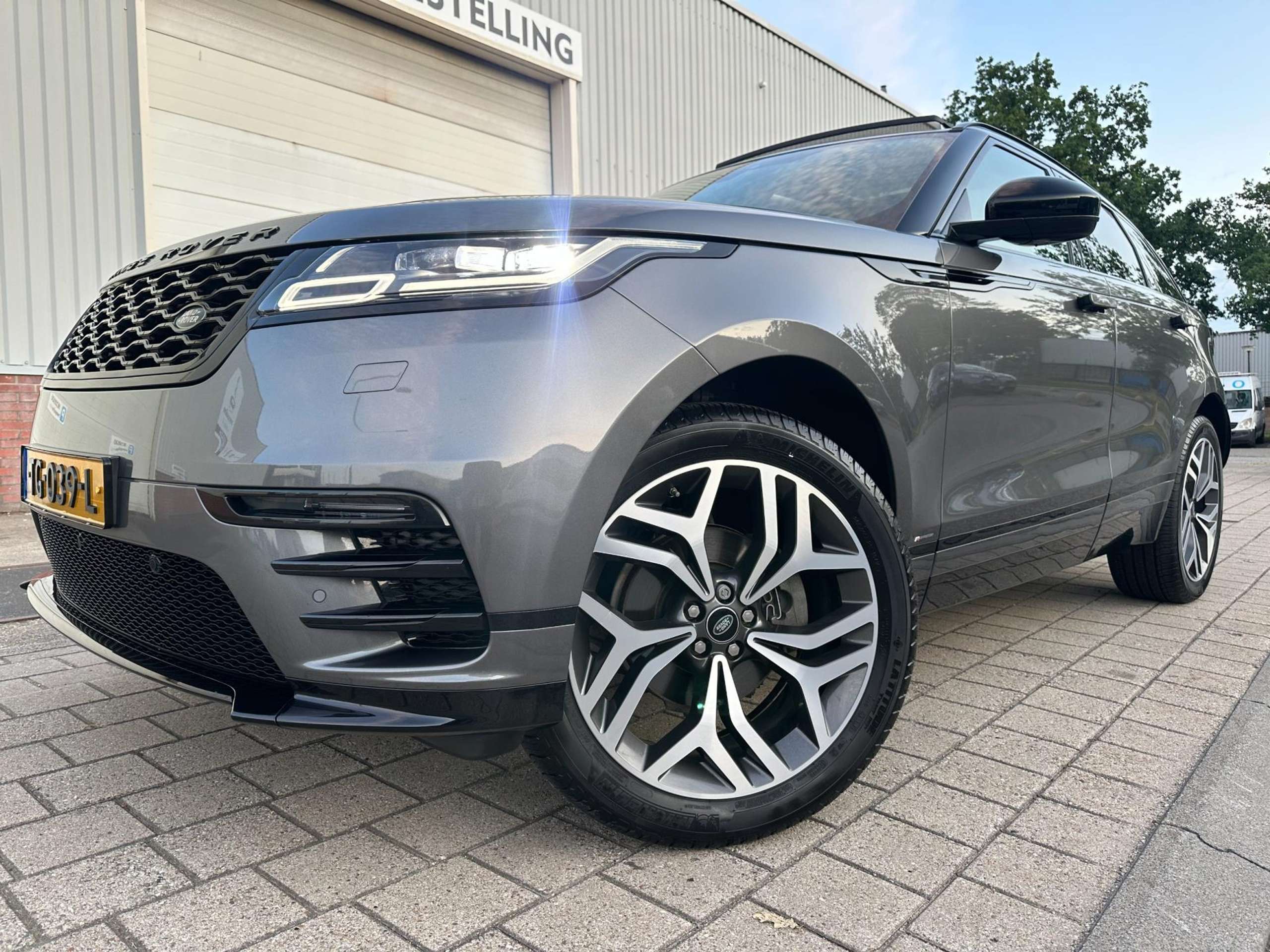 Land Rover - Range Rover Velar