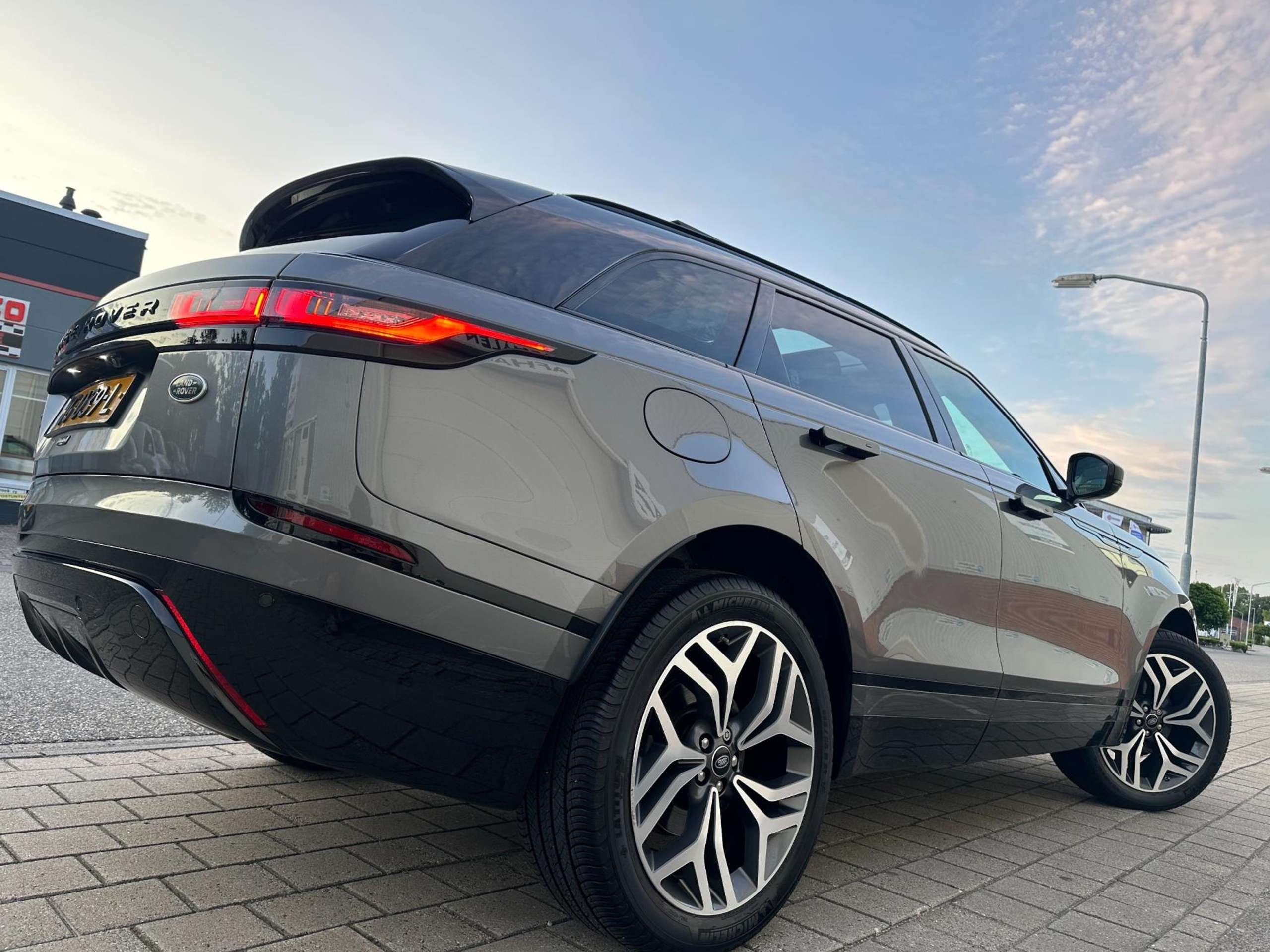 Land Rover - Range Rover Velar