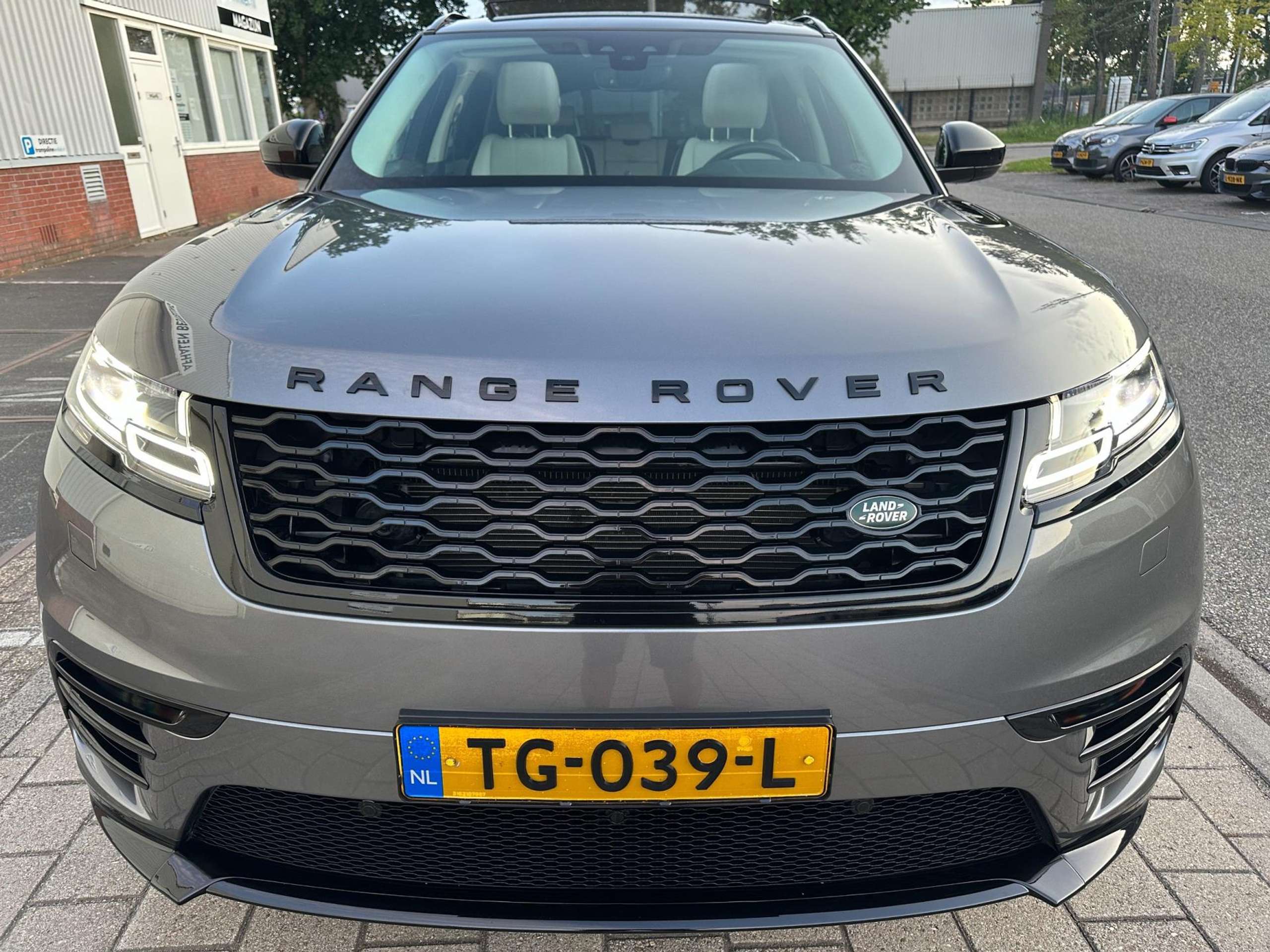 Land Rover - Range Rover Velar