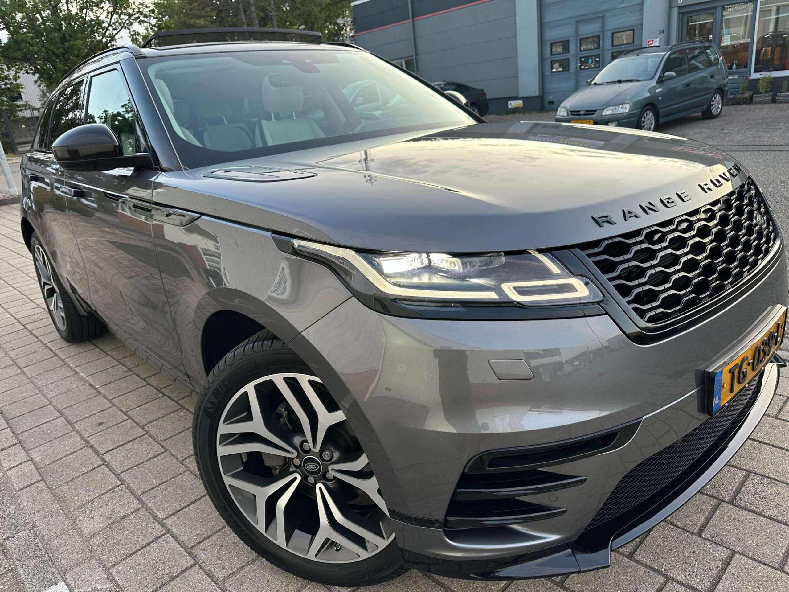 Land Rover - Range Rover Velar