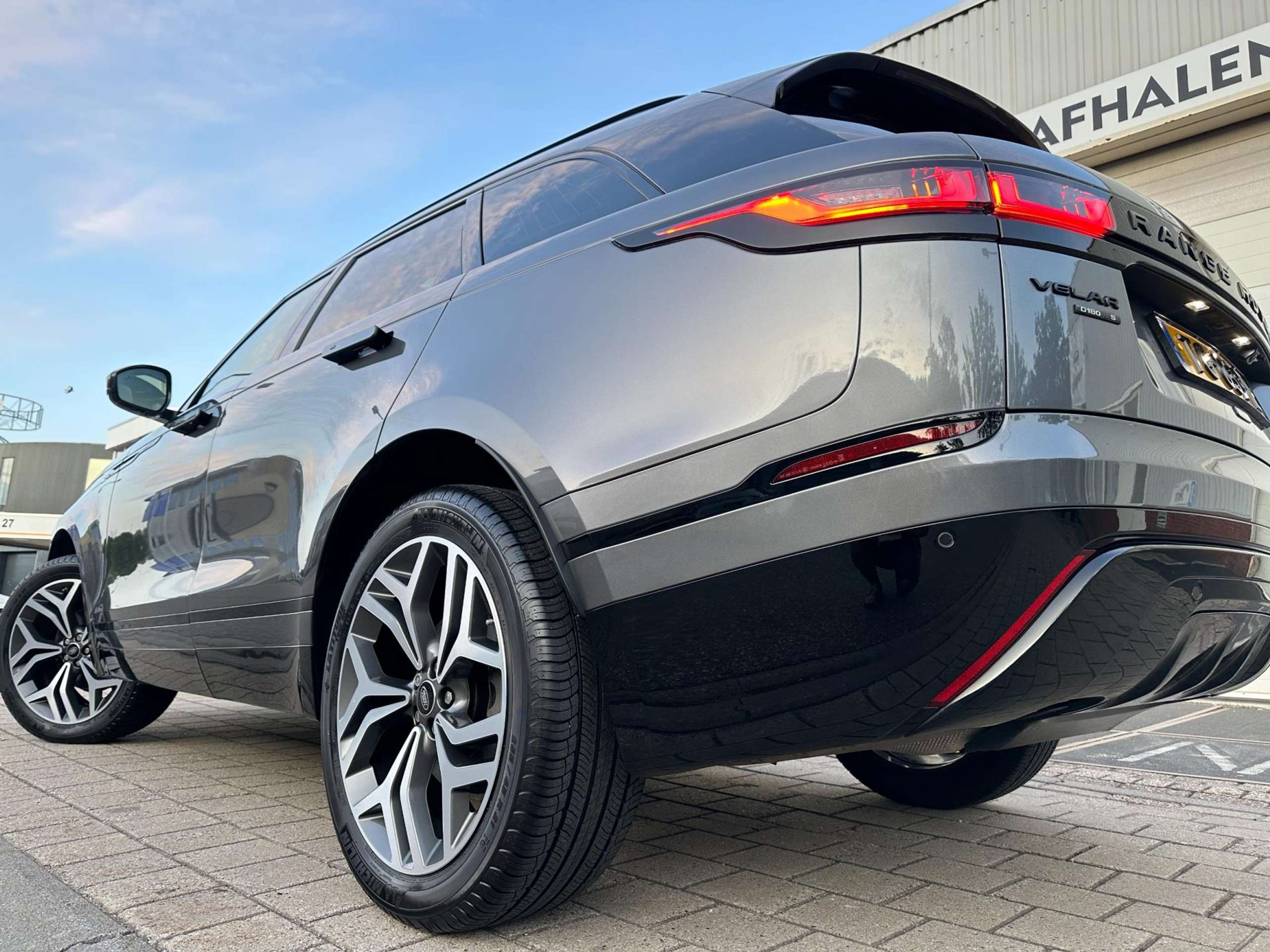 Land Rover - Range Rover Velar