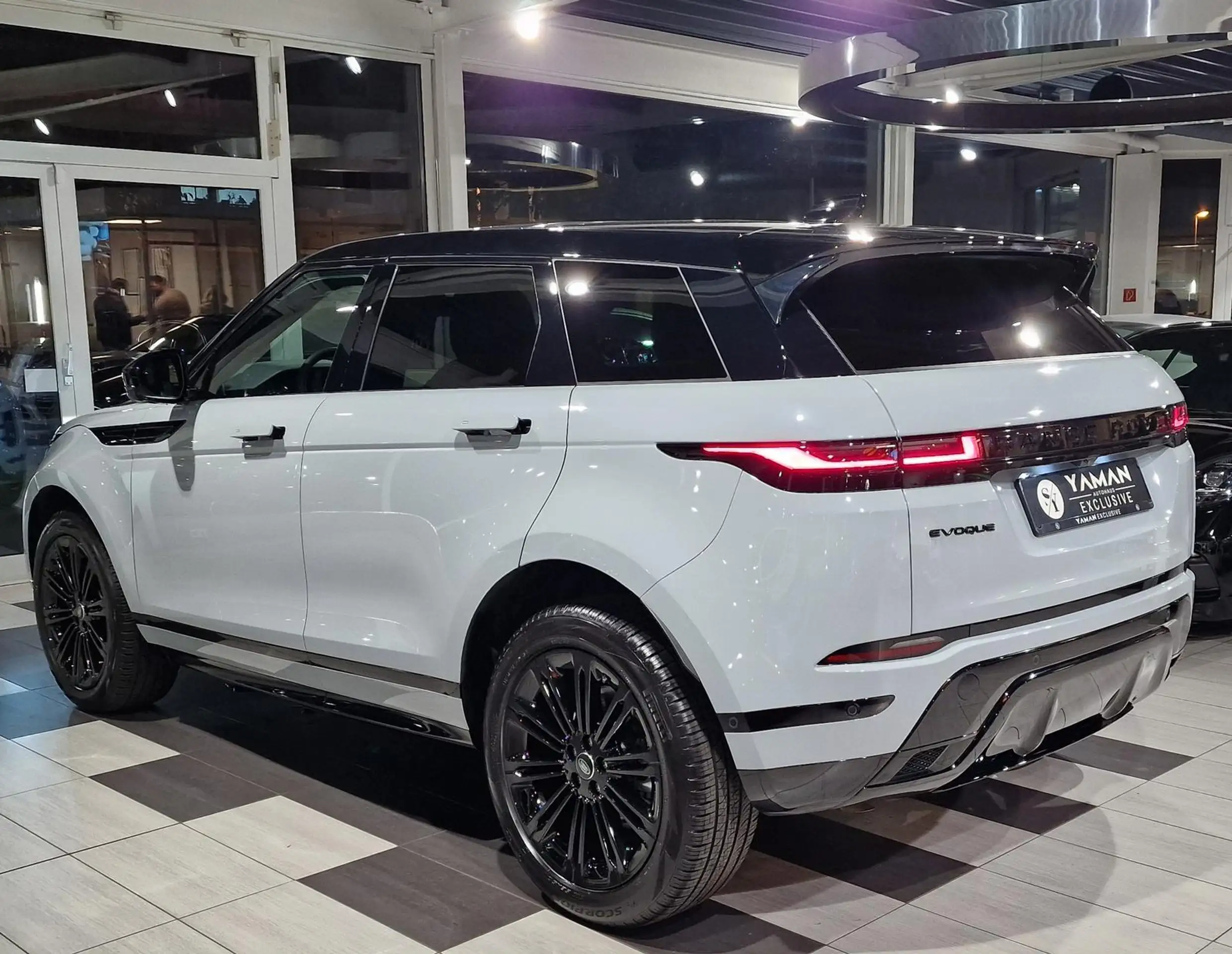 Land Rover - Range Rover Evoque