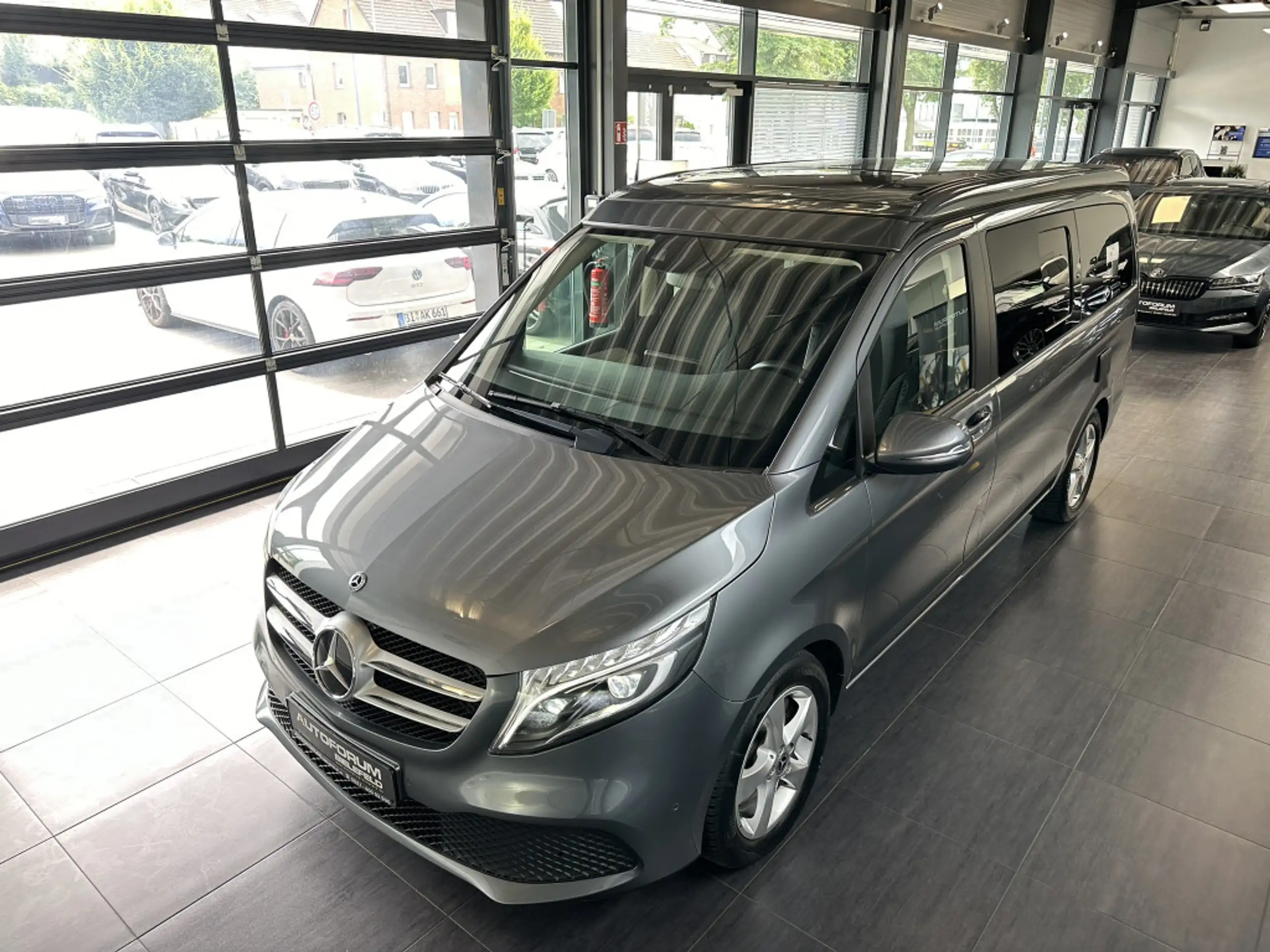 Mercedes-Benz - V 220