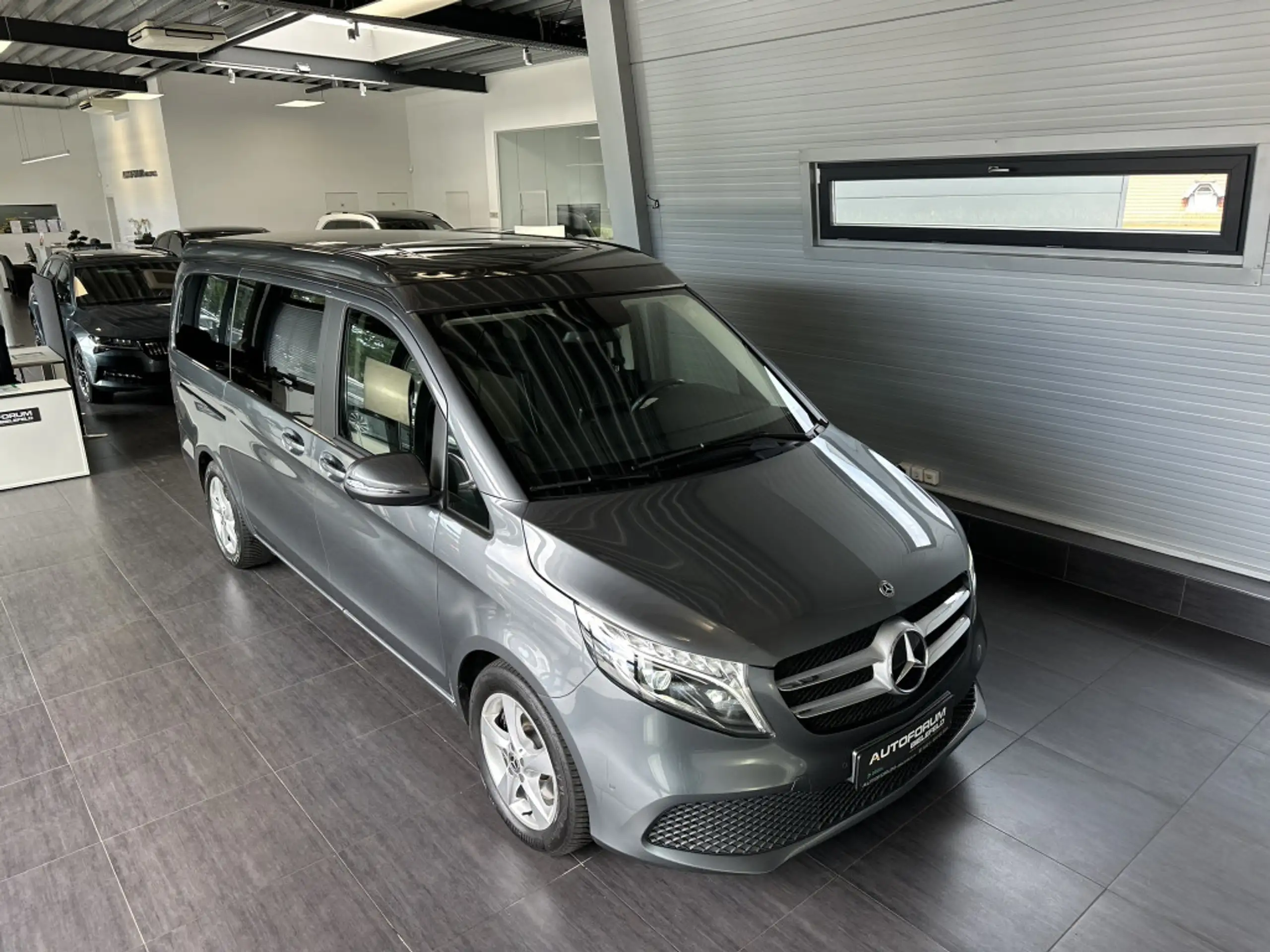 Mercedes-Benz - V 220