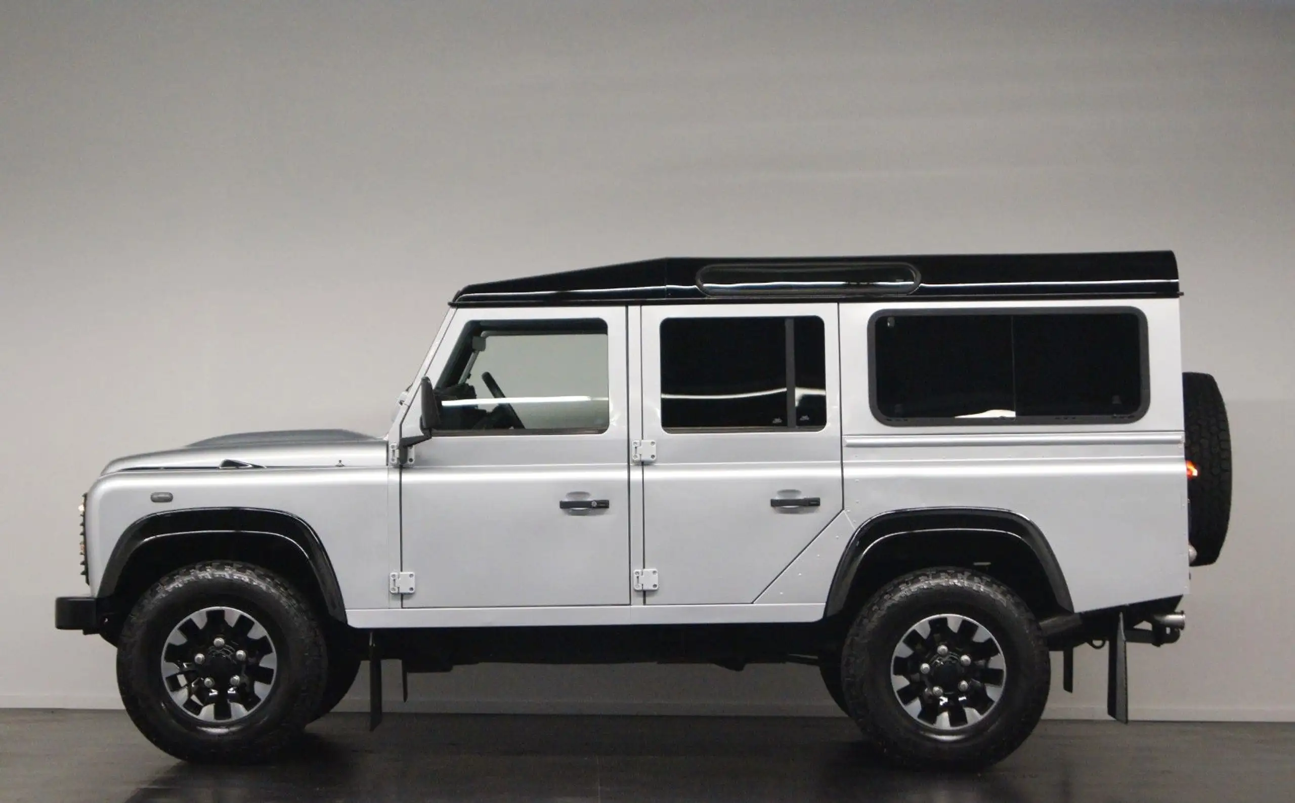 Land Rover - Defender