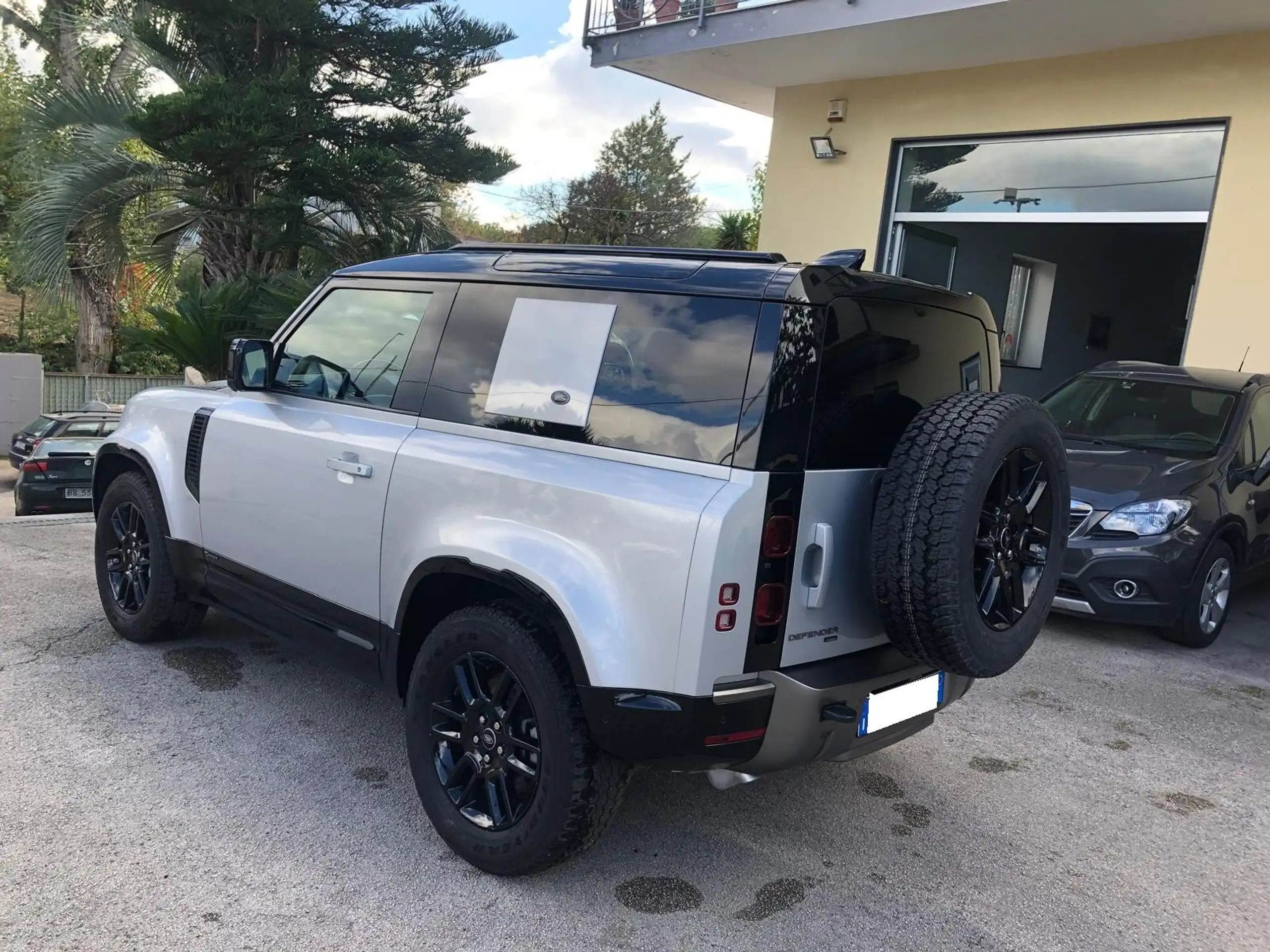 Land Rover - Defender