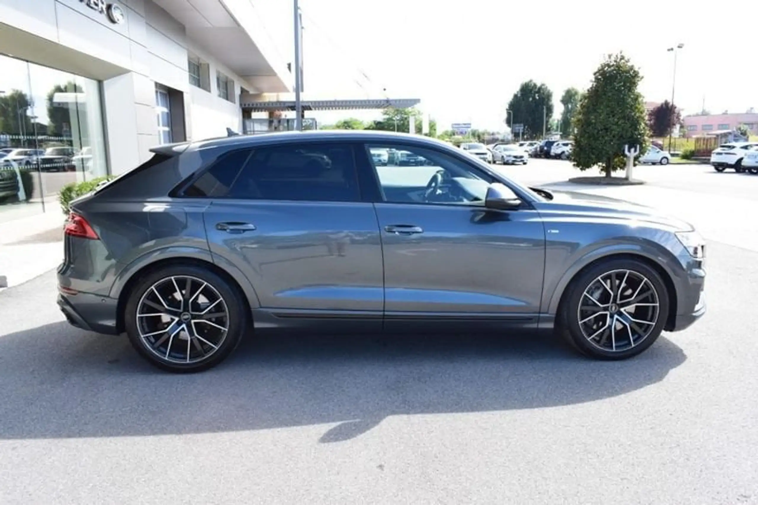 Audi - Q8