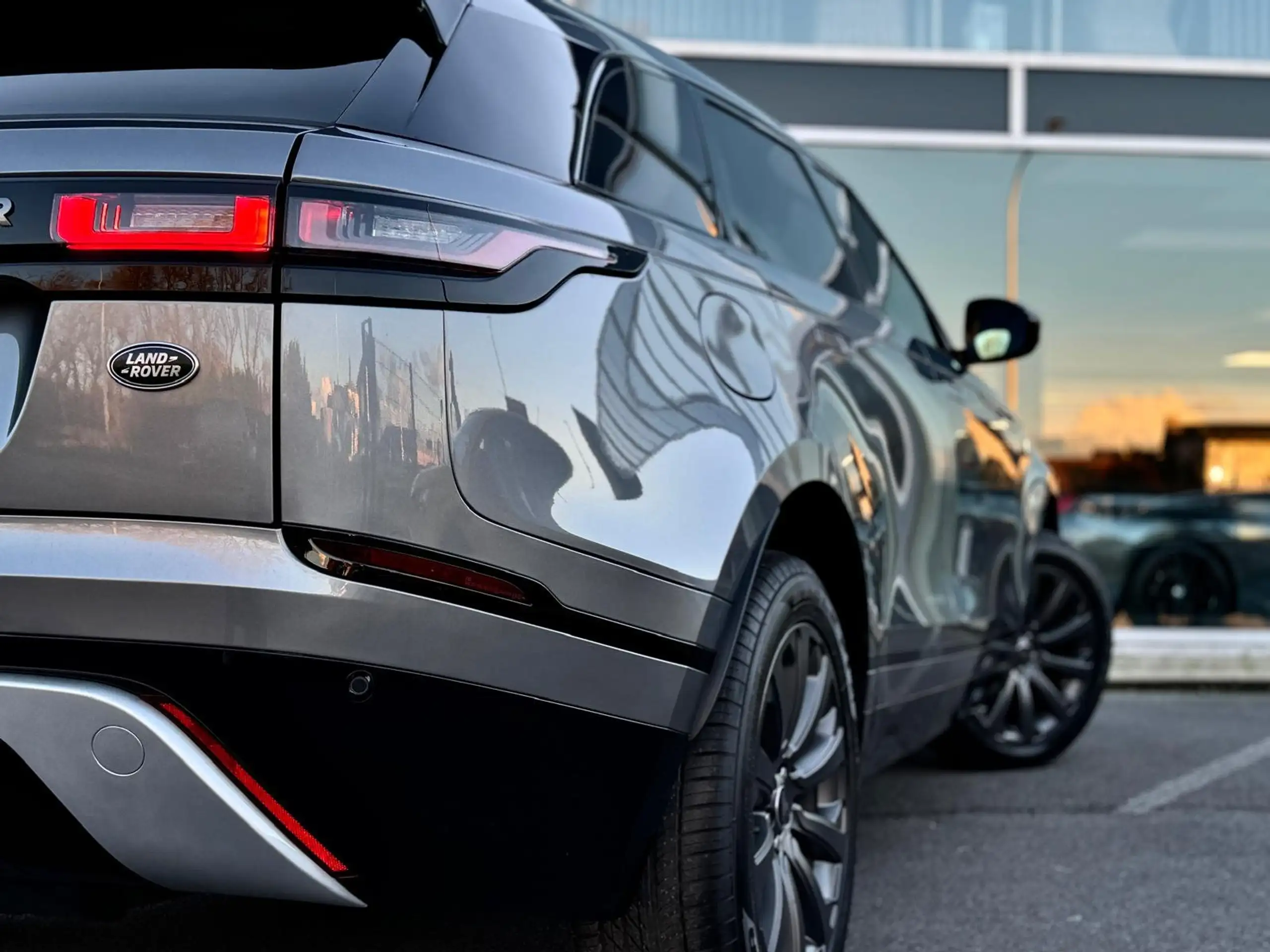 Land Rover - Range Rover Velar