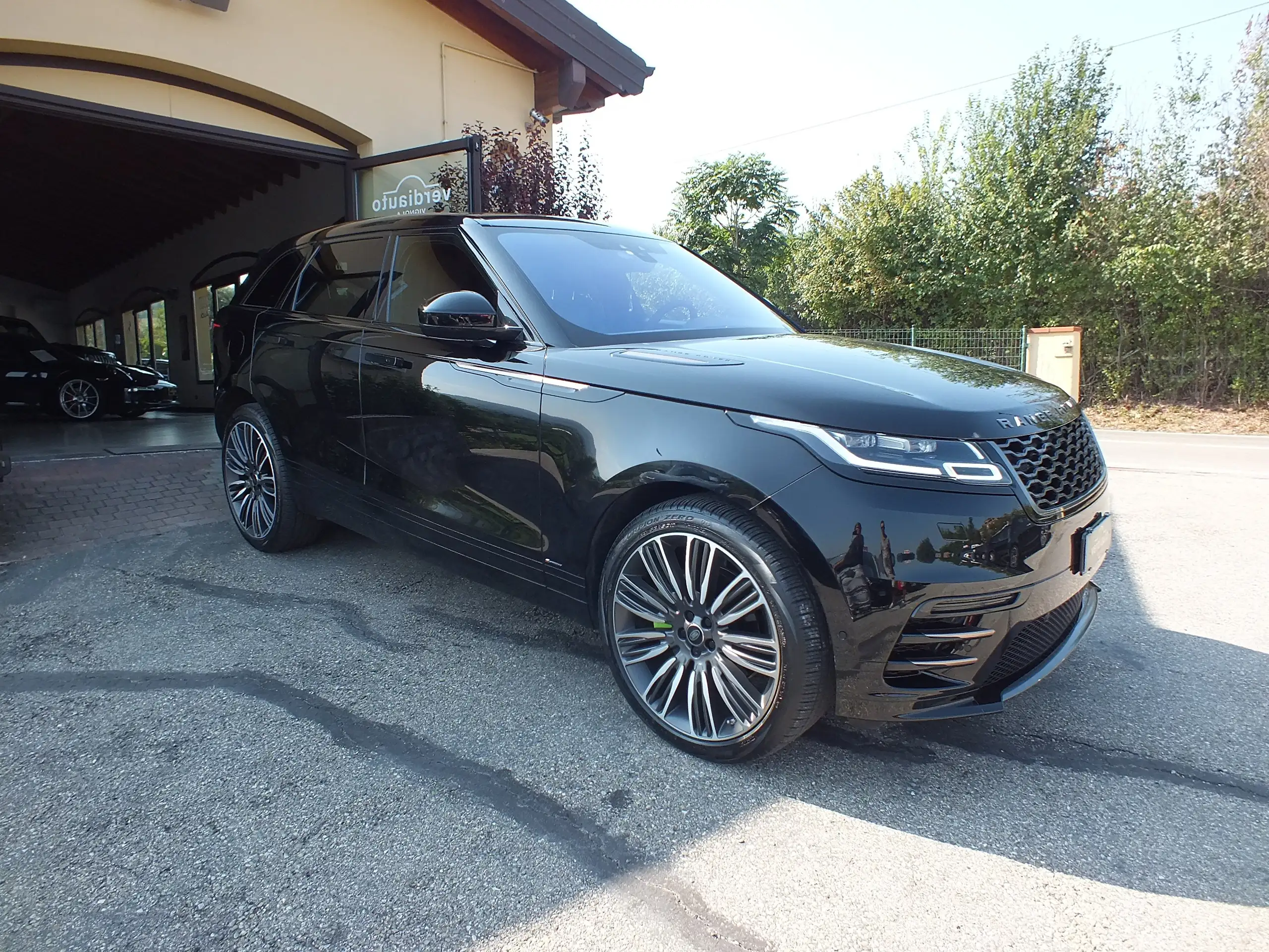 Land Rover - Range Rover Velar