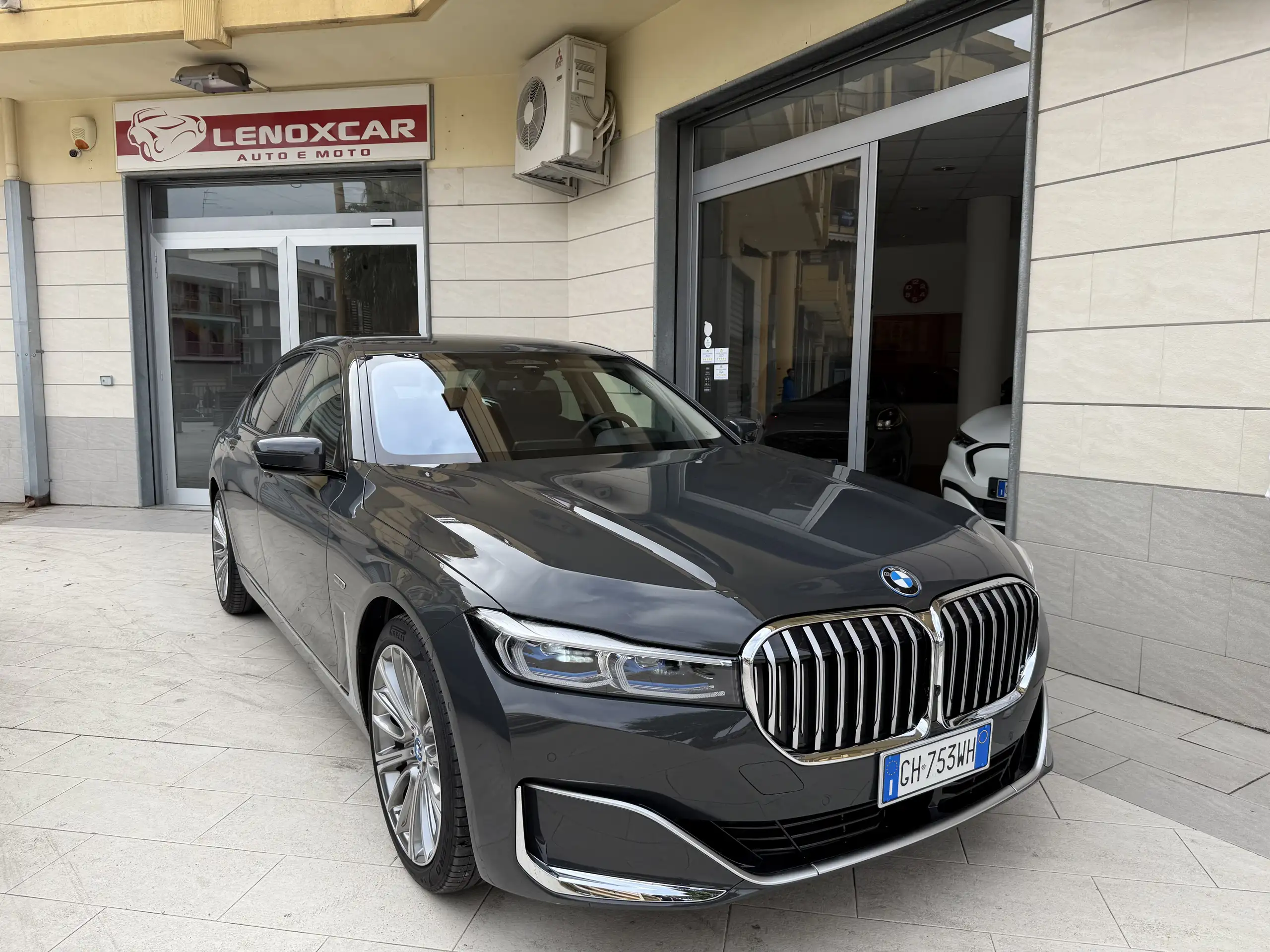 BMW - 745