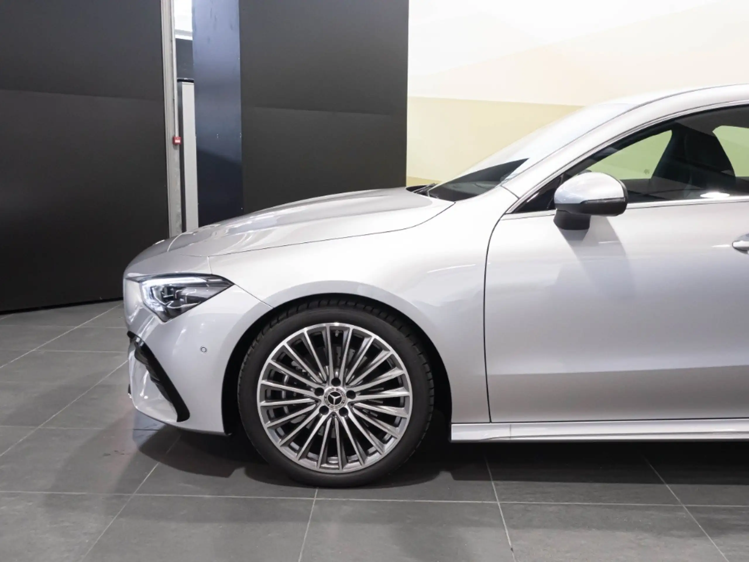 Mercedes-Benz - CLA 200