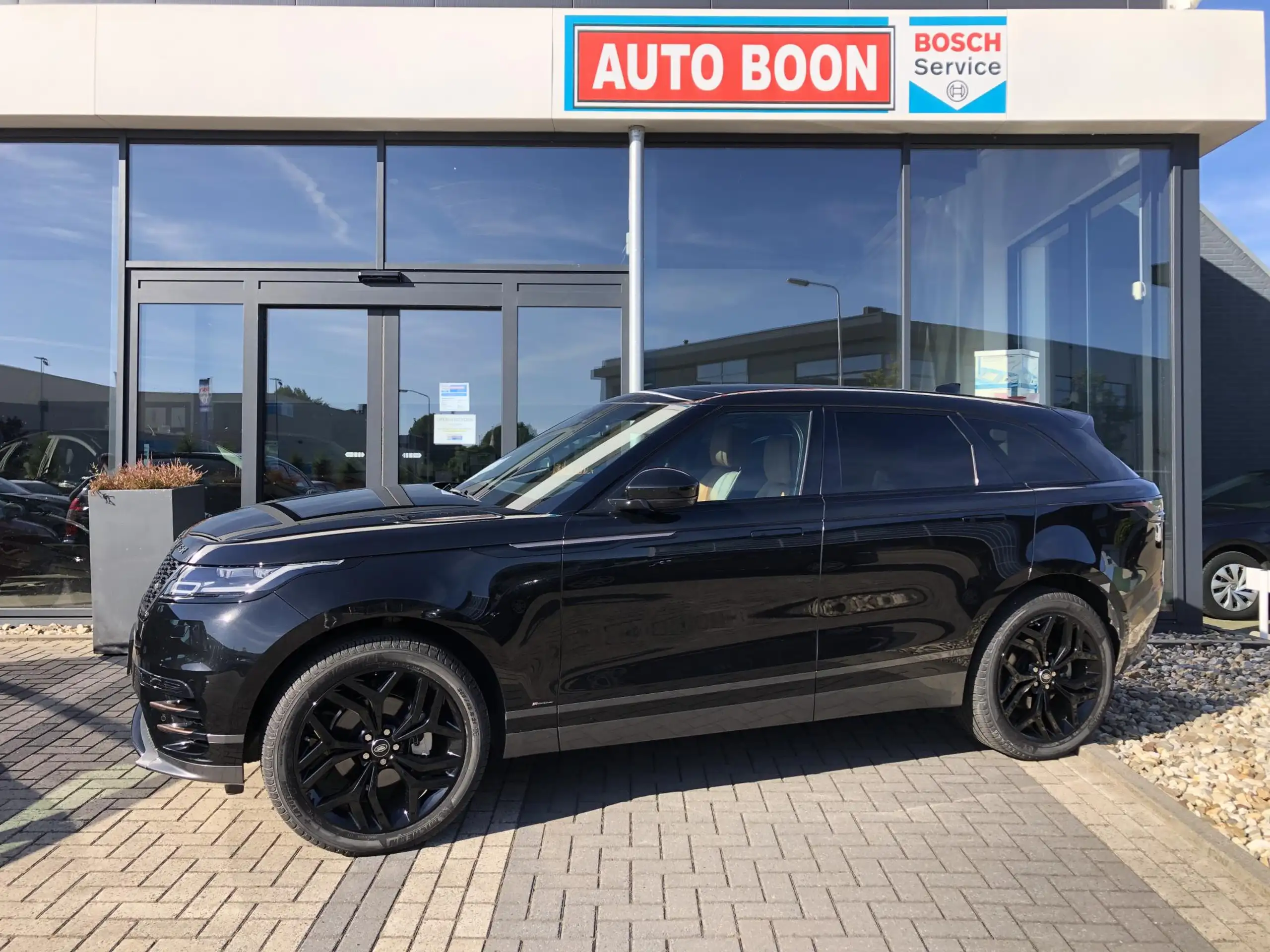 Land Rover - Range Rover Velar