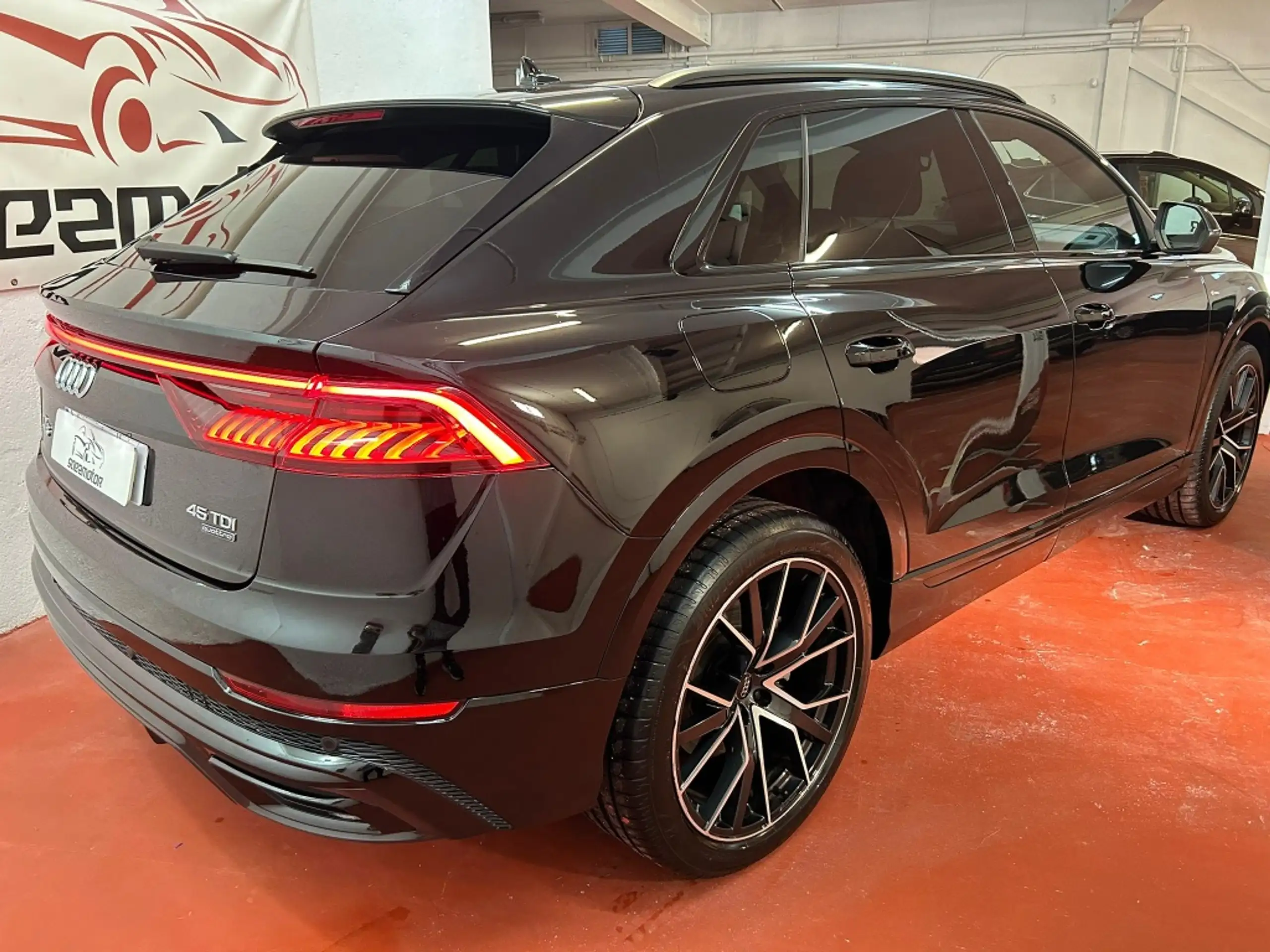 Audi - Q8