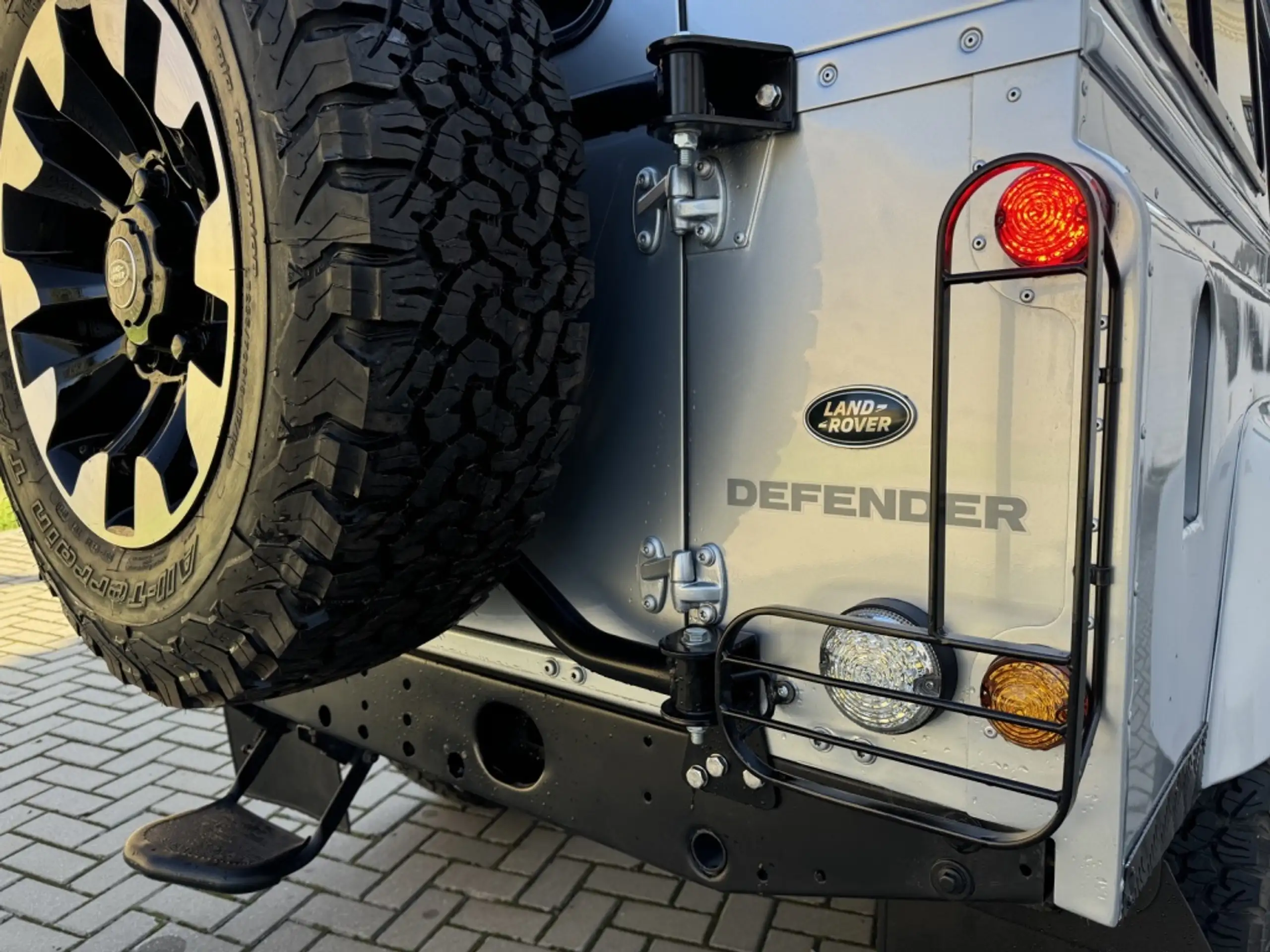 Land Rover - Defender