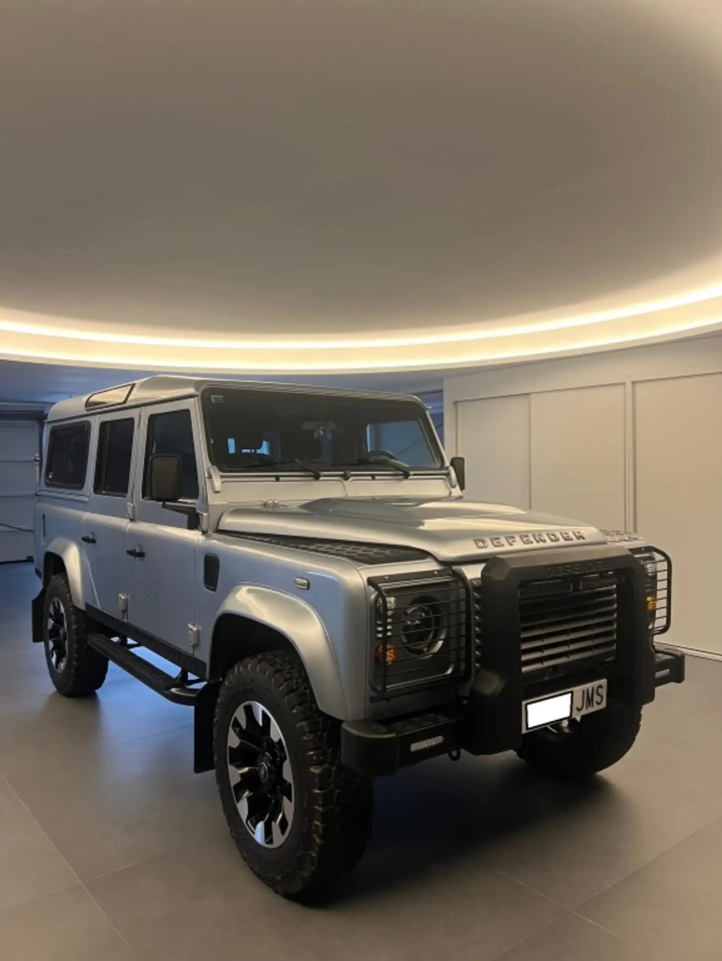 Land Rover - Defender