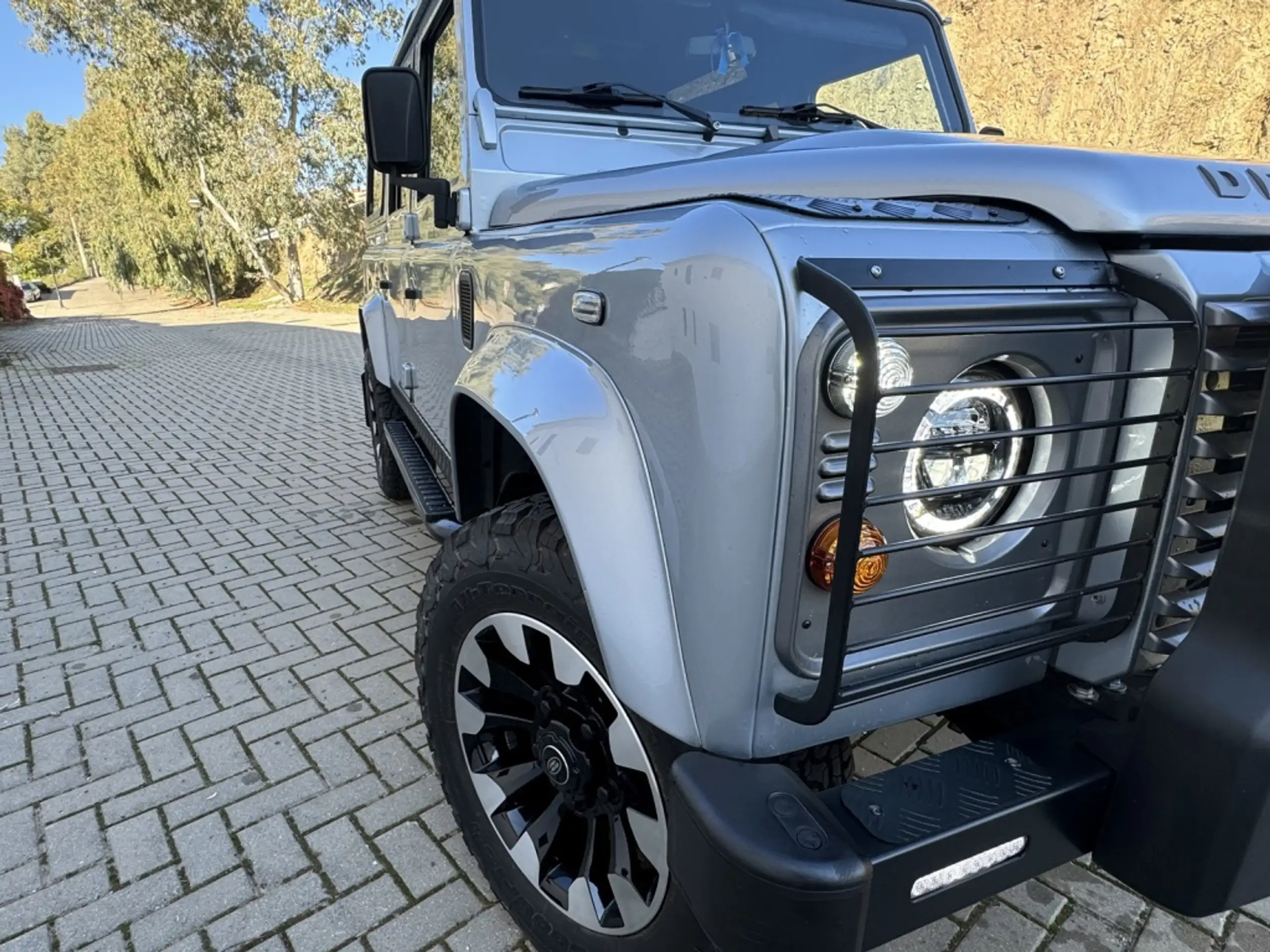 Land Rover - Defender