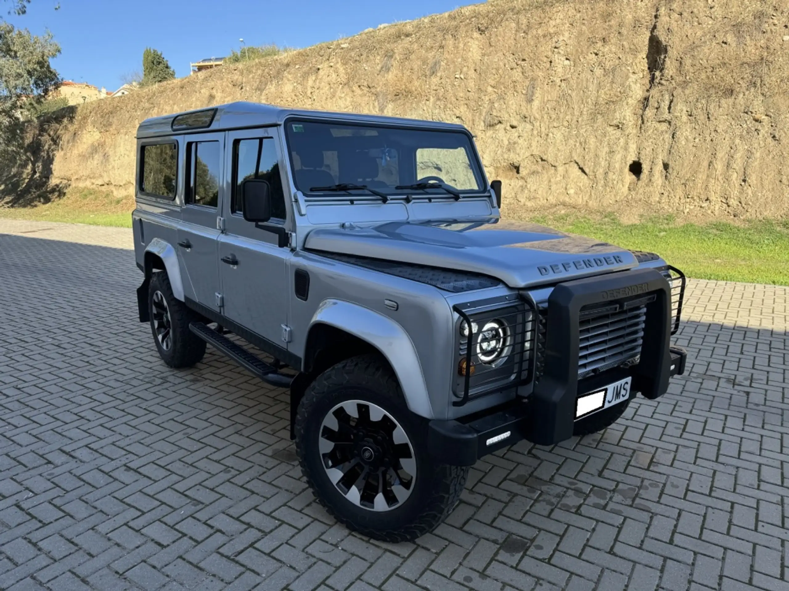 Land Rover - Defender