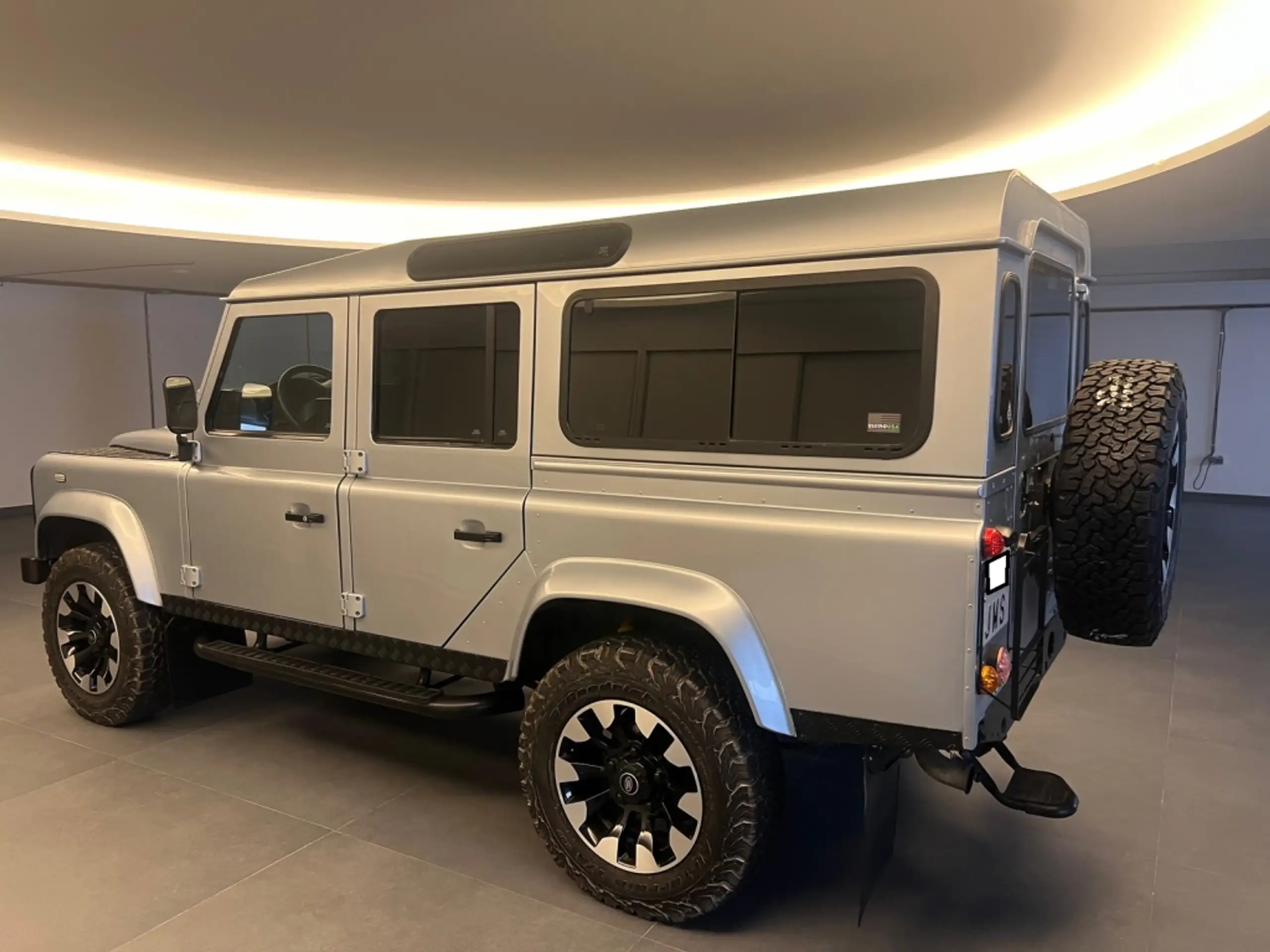 Land Rover - Defender