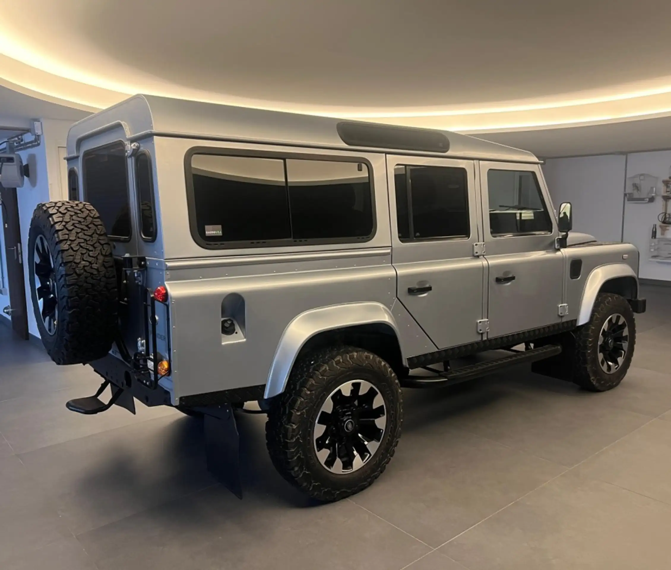 Land Rover - Defender