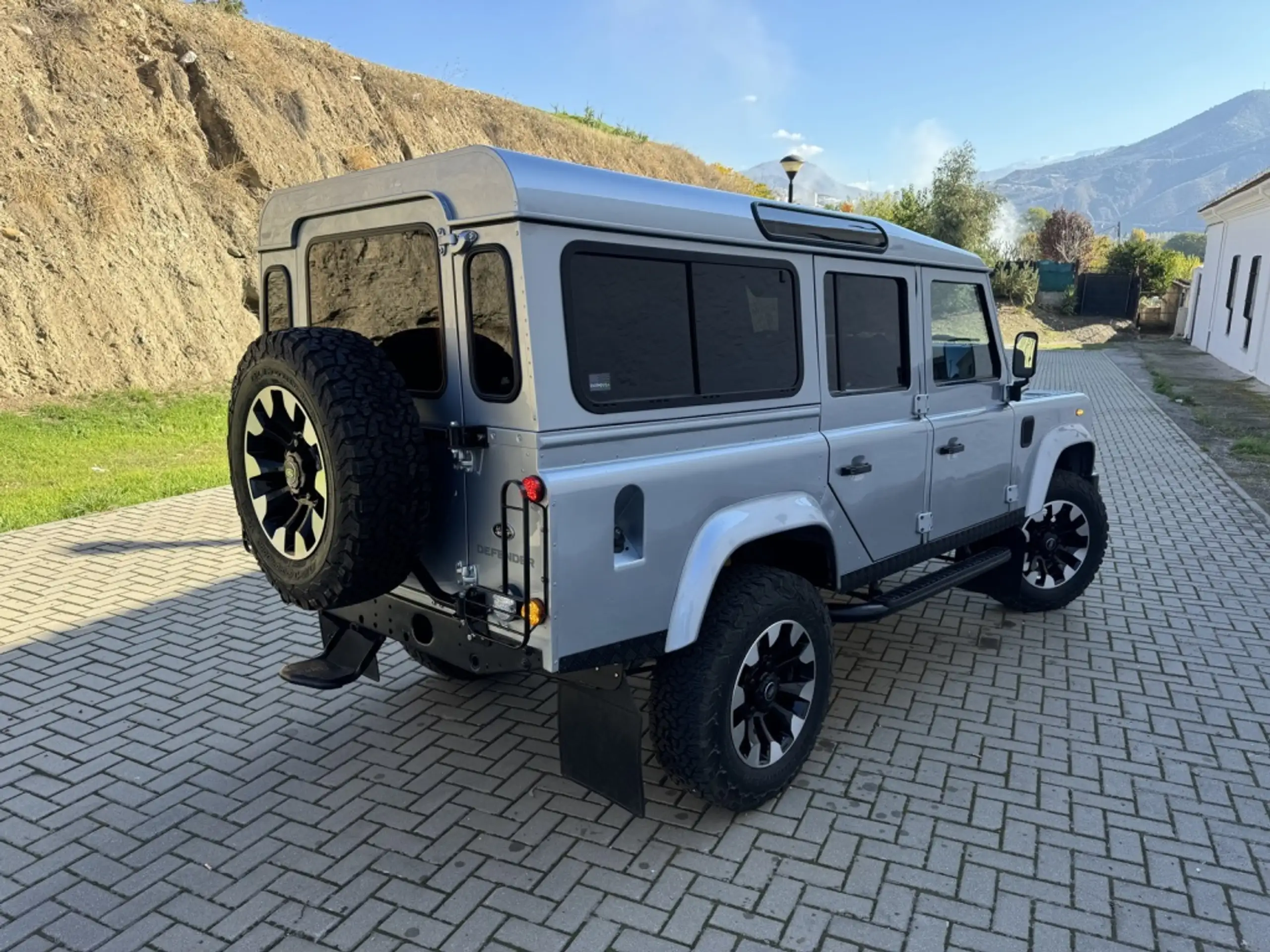 Land Rover - Defender