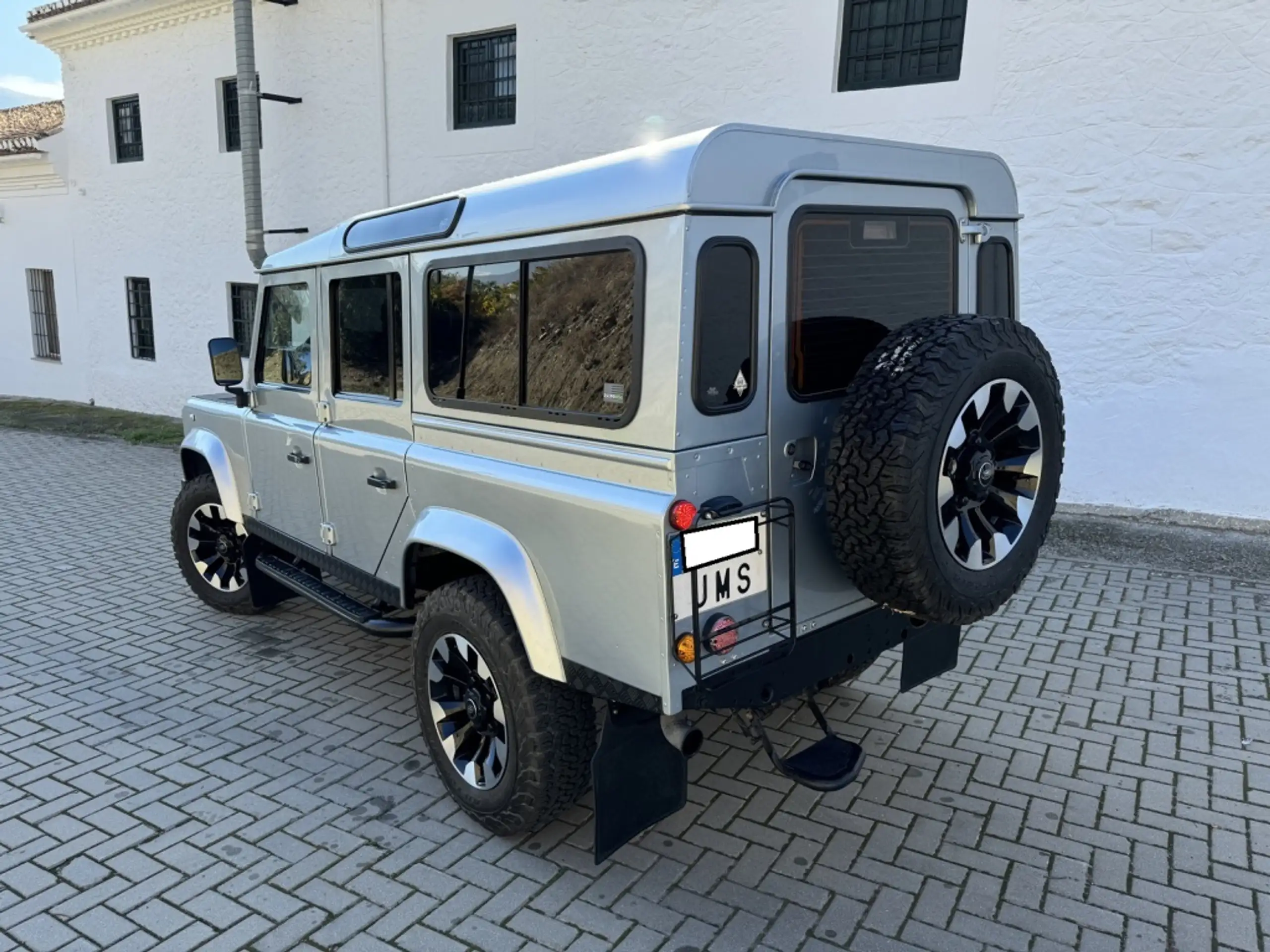 Land Rover - Defender