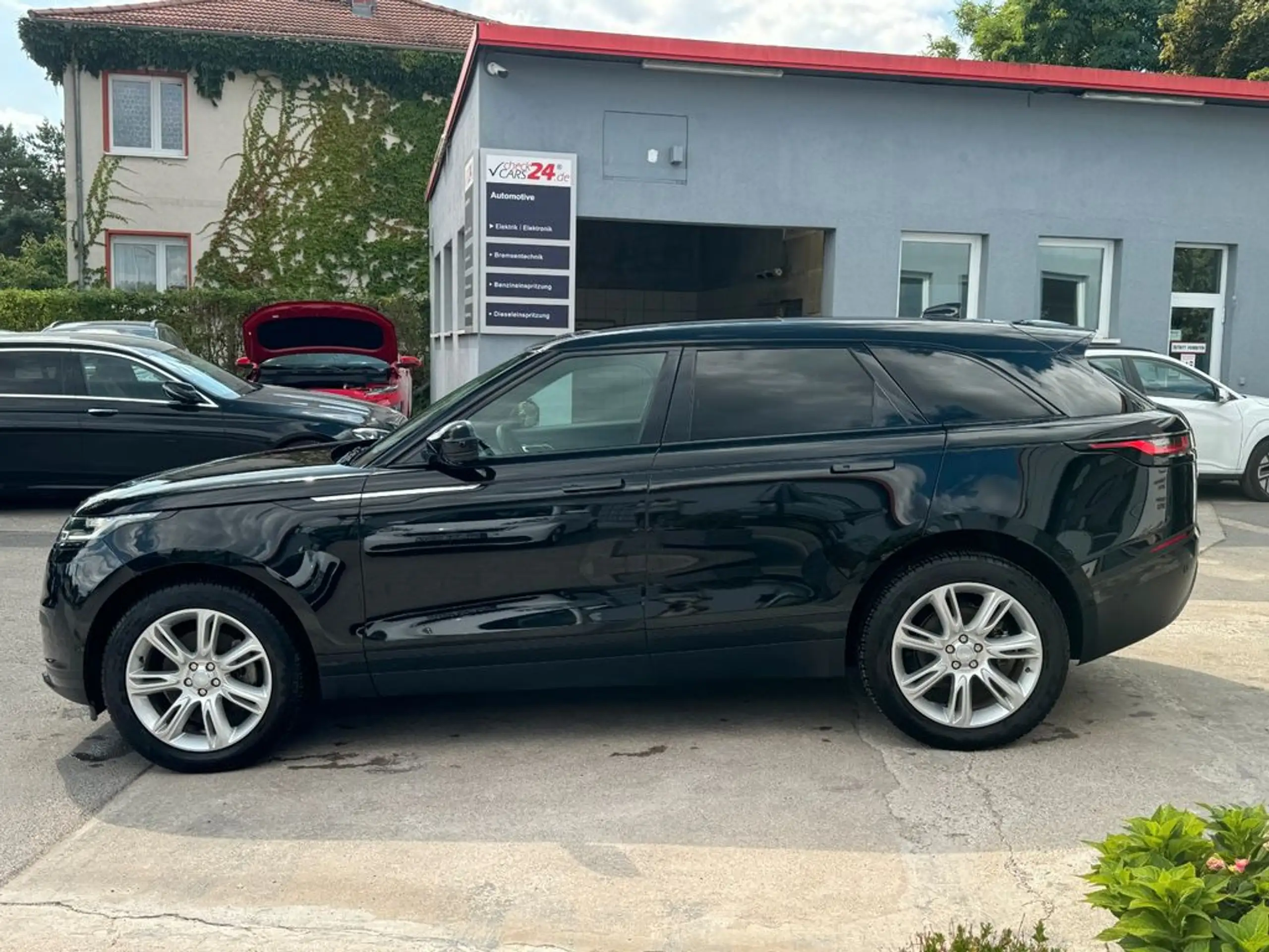 Land Rover - Range Rover Velar