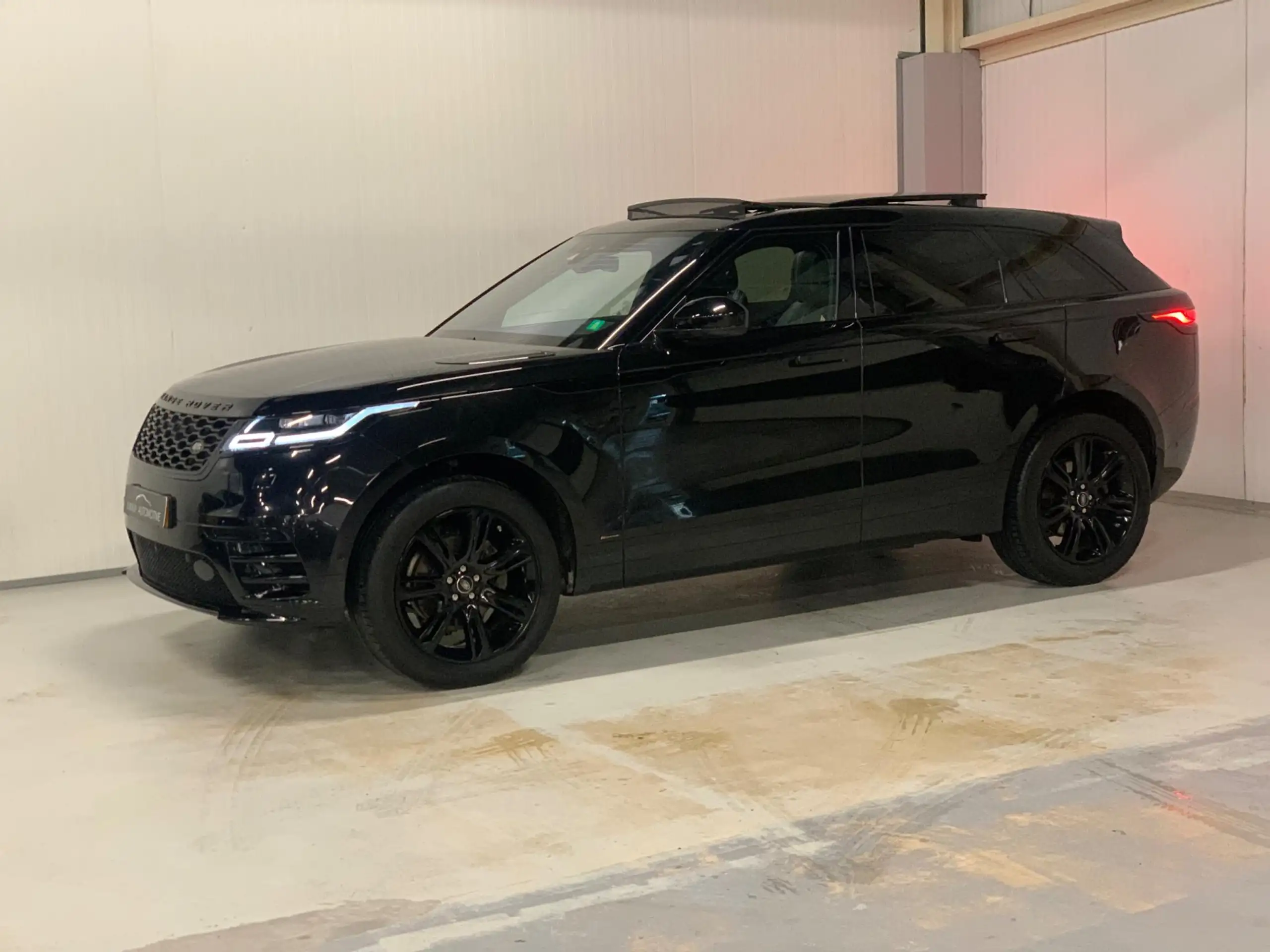 Land Rover - Range Rover Velar